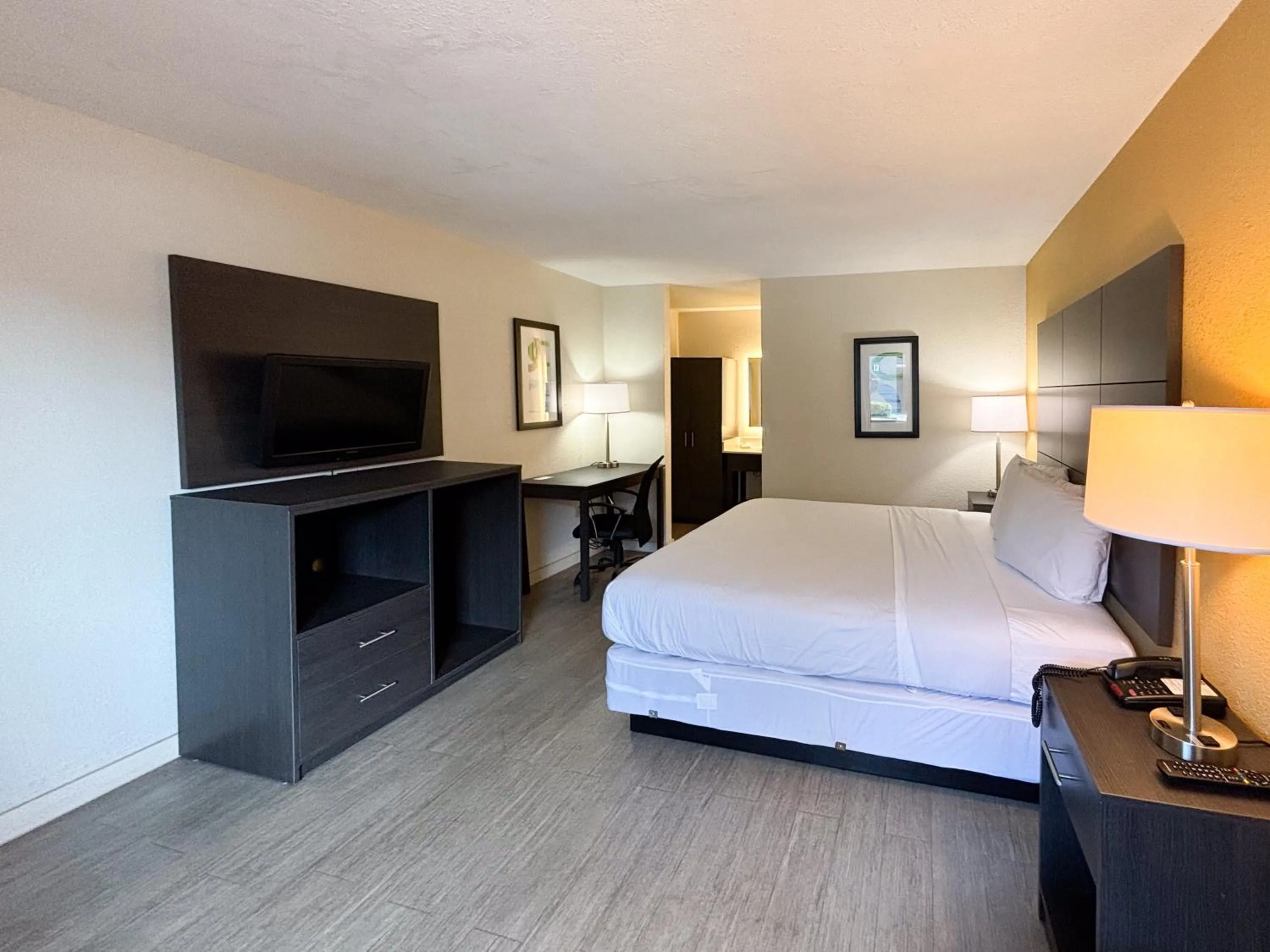 Photo of the whole room, Bed in Motel 6 Charlotte, NC Northlake