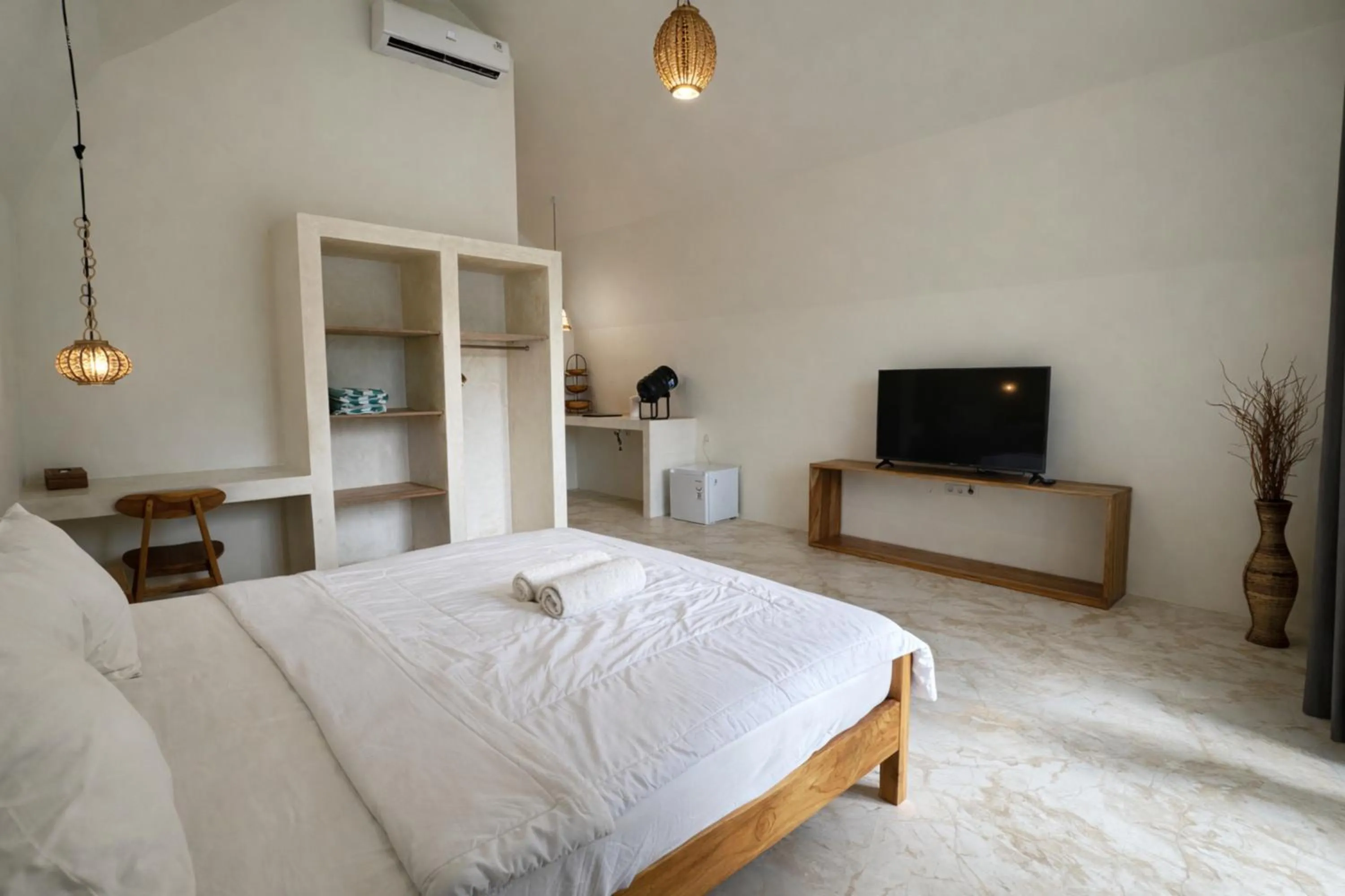 Communal lounge/ TV room, Bed in Jungle Bungalows