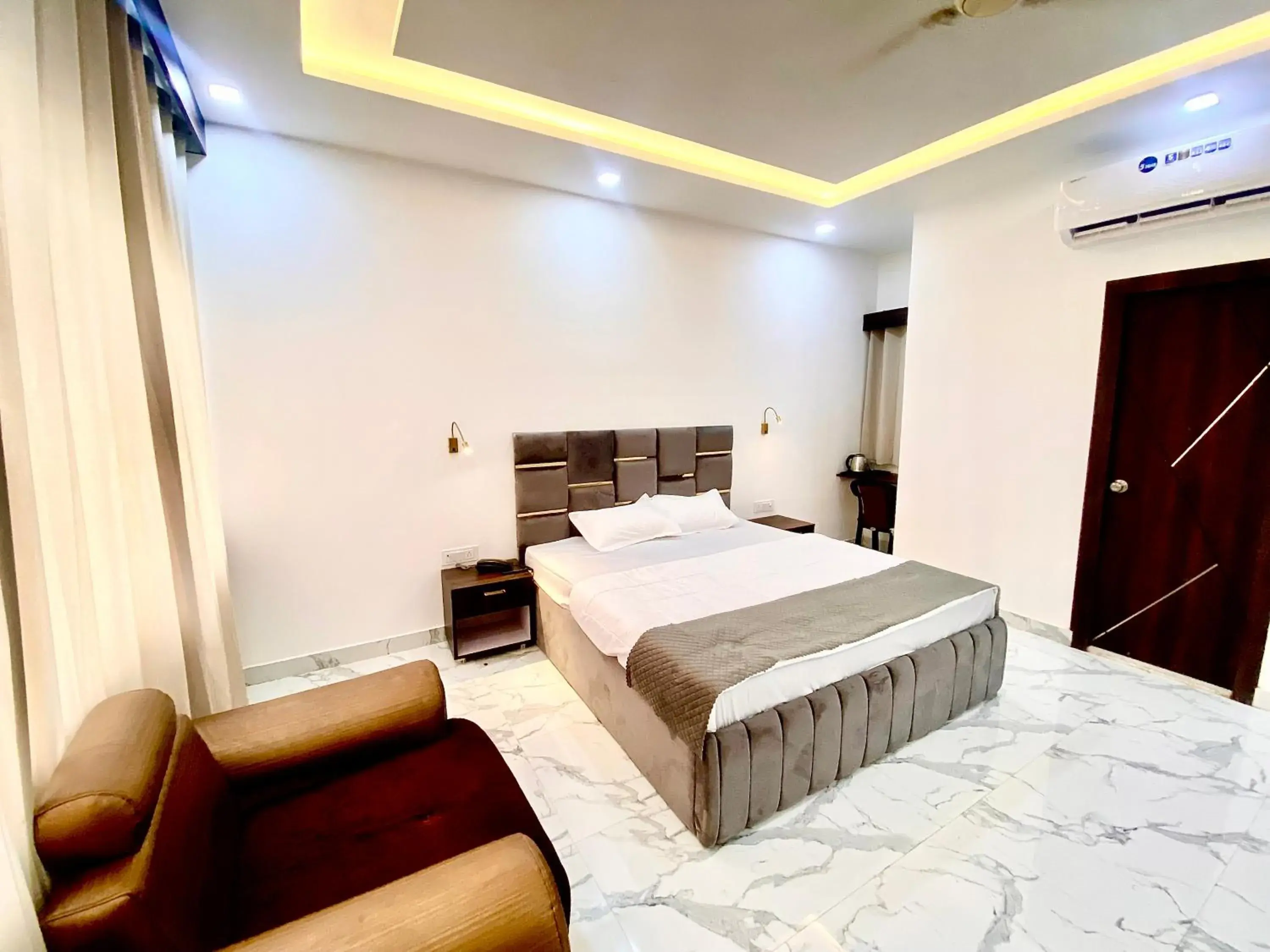 Suite with Balcony - single occupancy in Hotel Anupama Suite with Balcony - single occupancy in Hotel Anupama