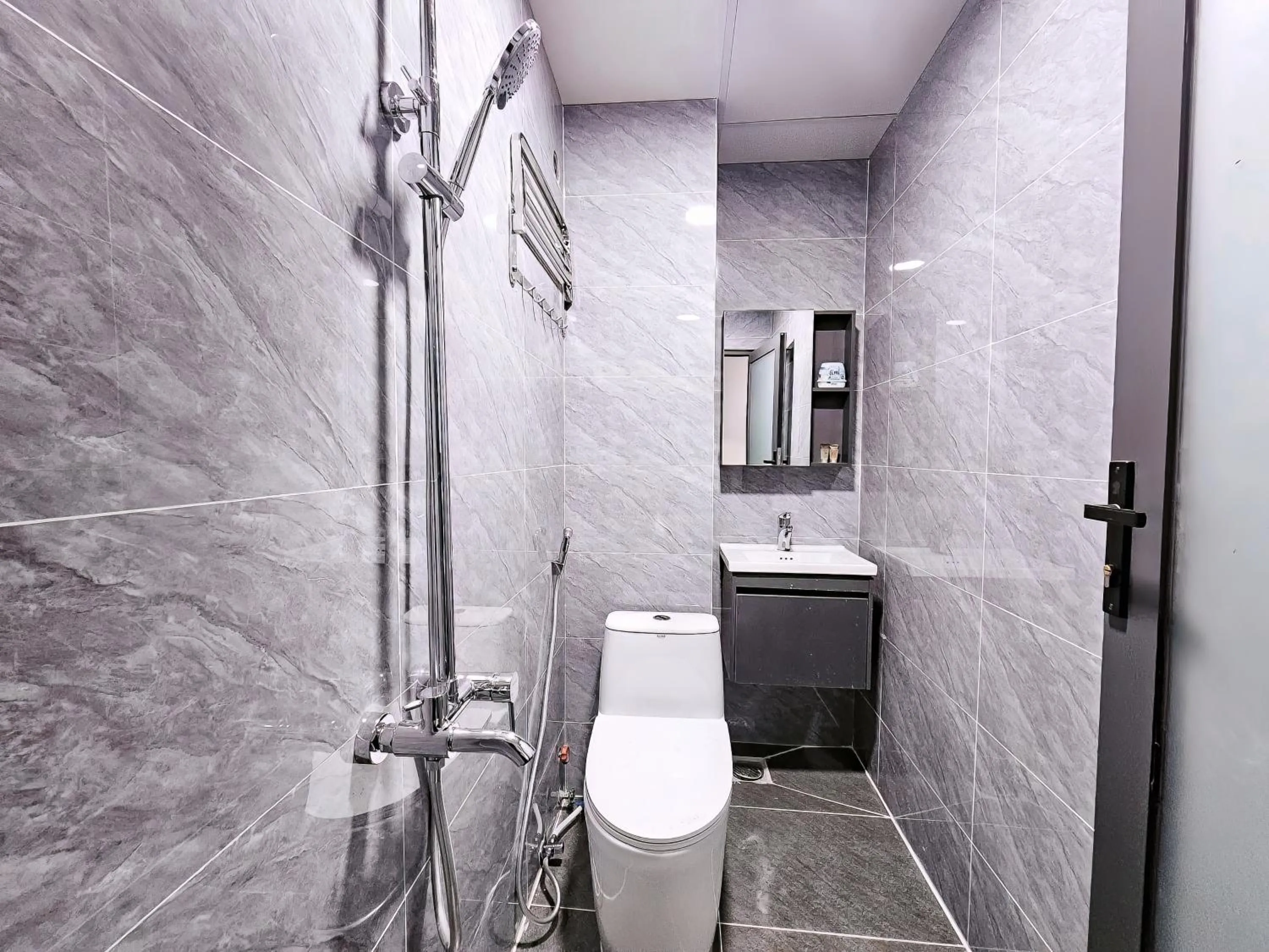 Shower in APEC BnB Hotel