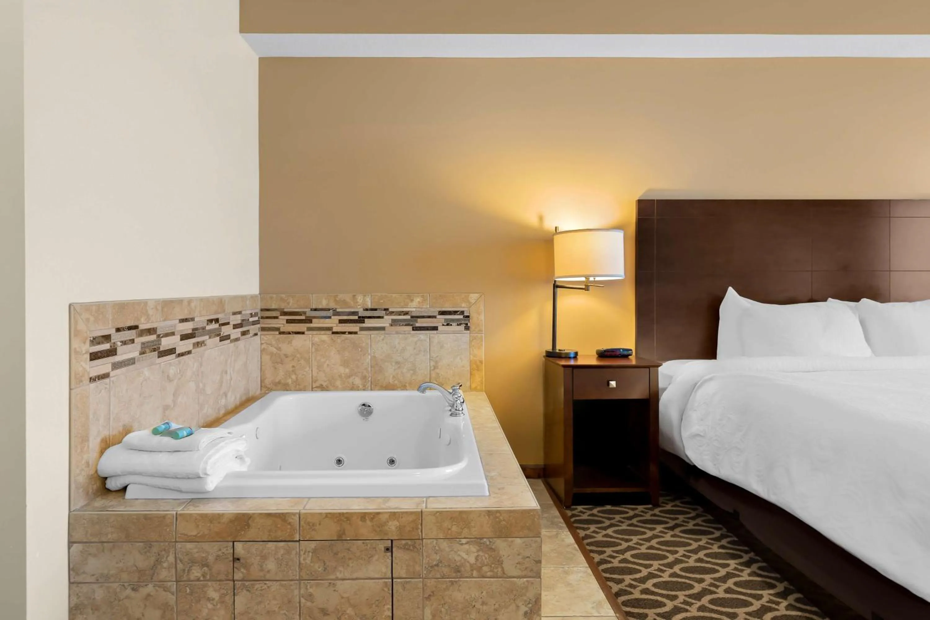 Bedroom, Bed in Best Western Paradise Inn