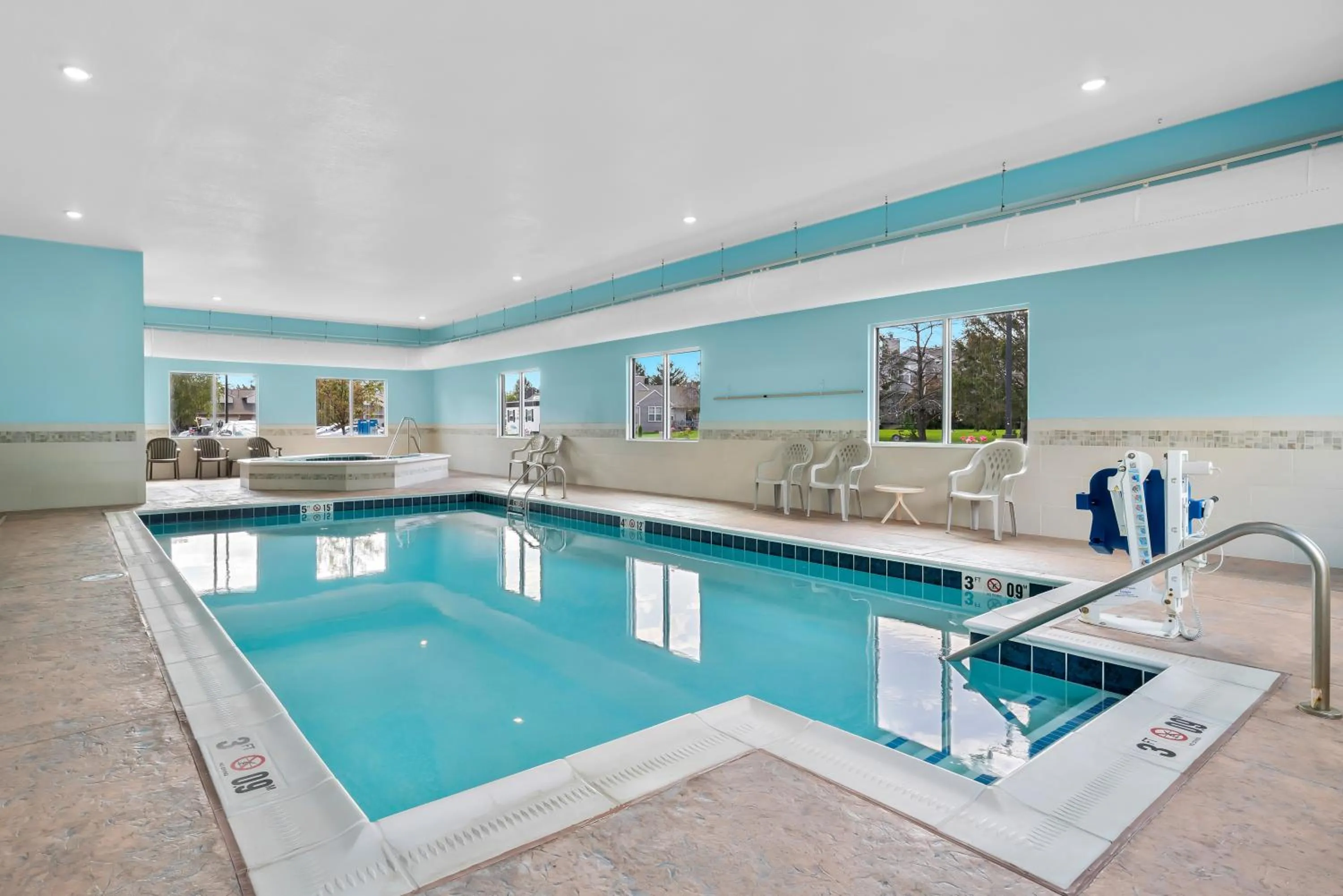 Swimming pool in Best Western Paradise Inn