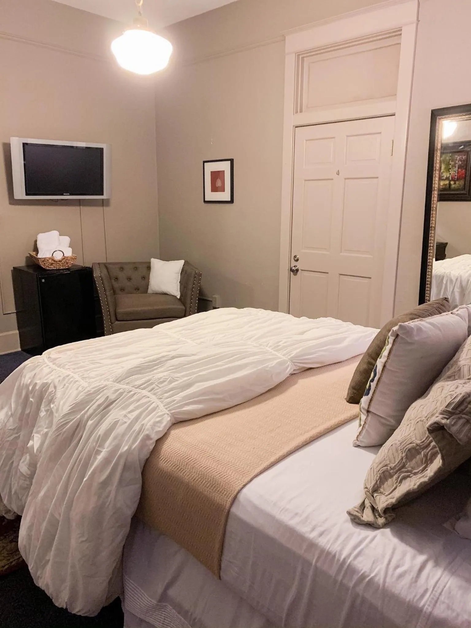 Bedroom, Bed in The Loft on the Square