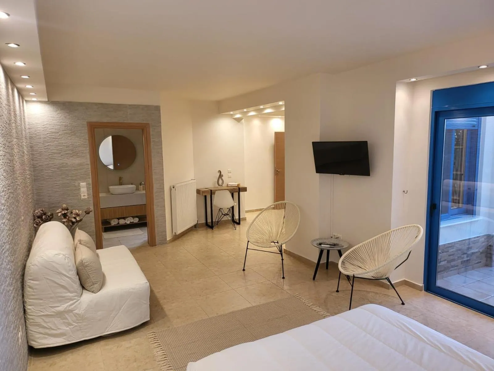 Photo of the whole room, Bed in Villa Solaris