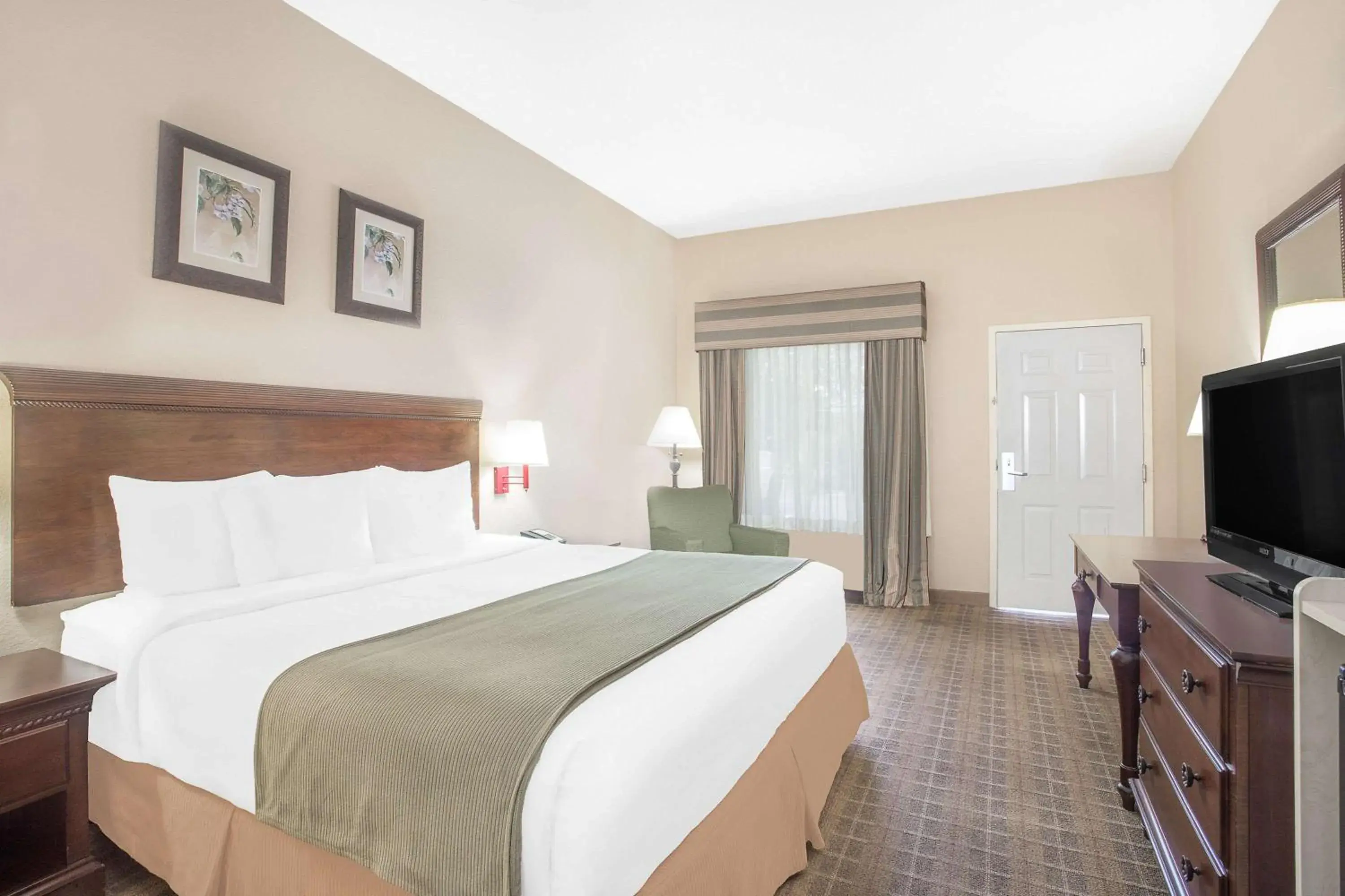 Photo of the whole room, Bed in Baymont by Wyndham Crestview Photo of the whole room, Bed in Baymont by Wyndham Crestview