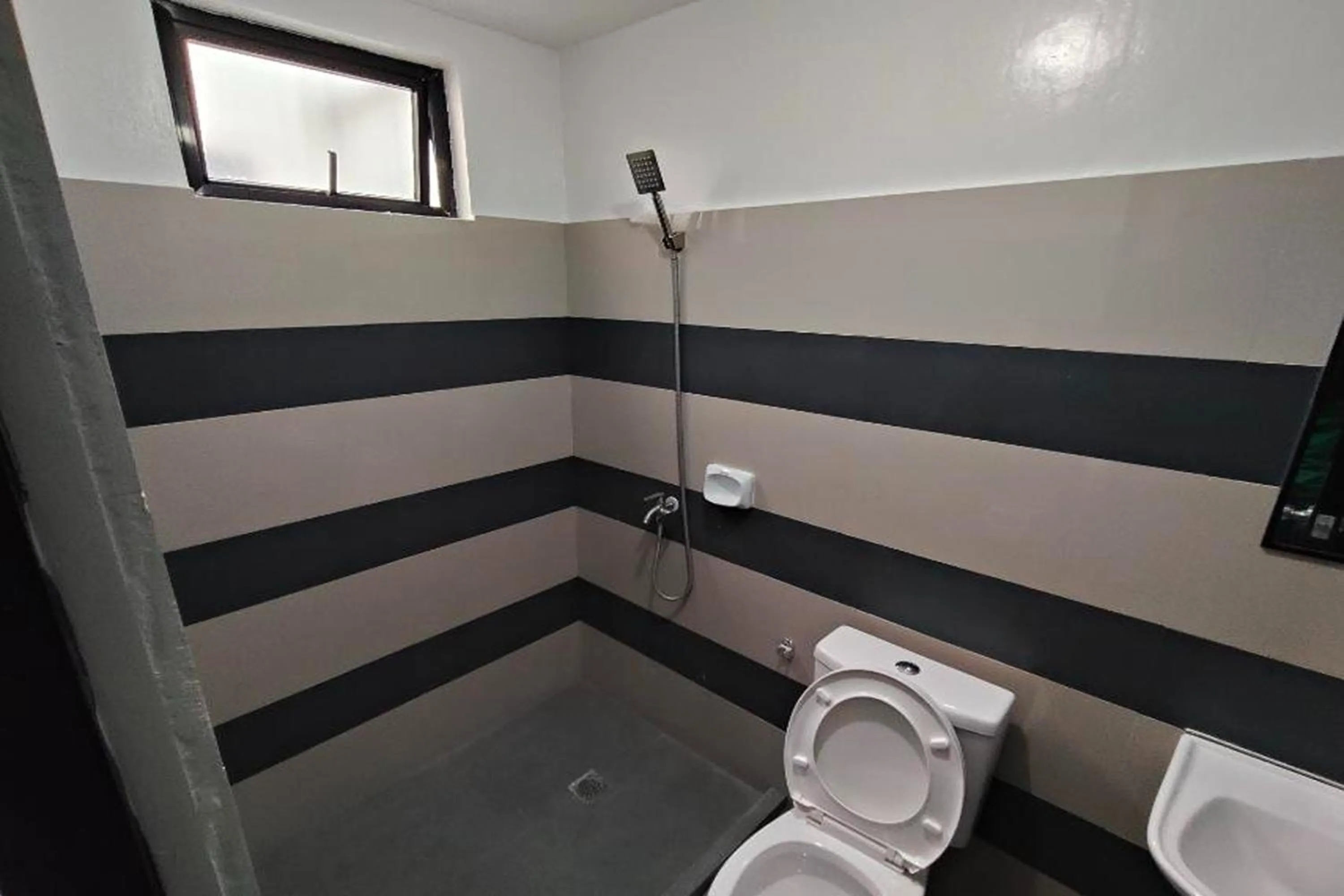 Shower in Benediktus Pilgerhaus Inn Vigan