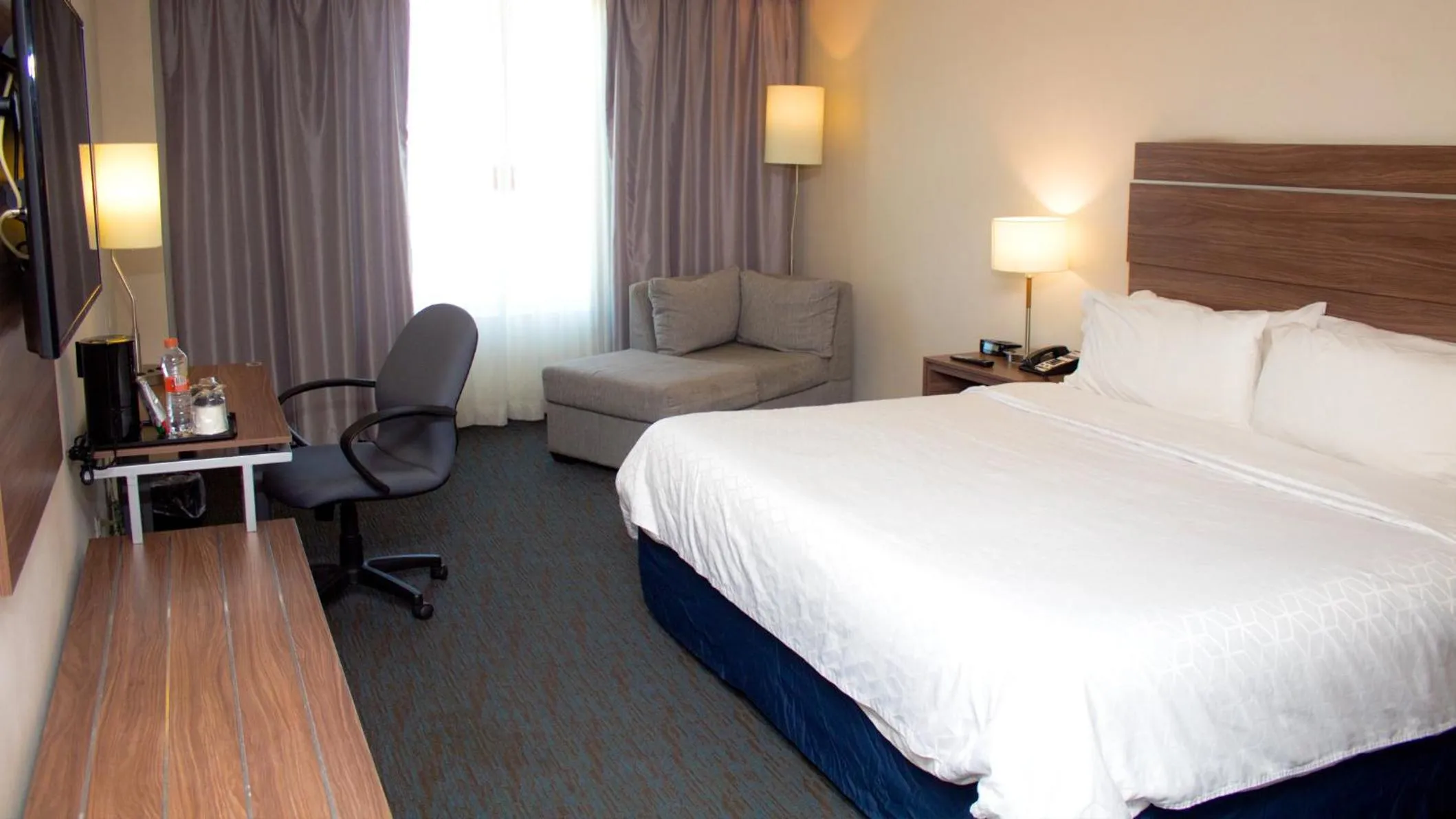 Photo of the whole room, Bed in Holiday Inn Express Culiacan by IHG