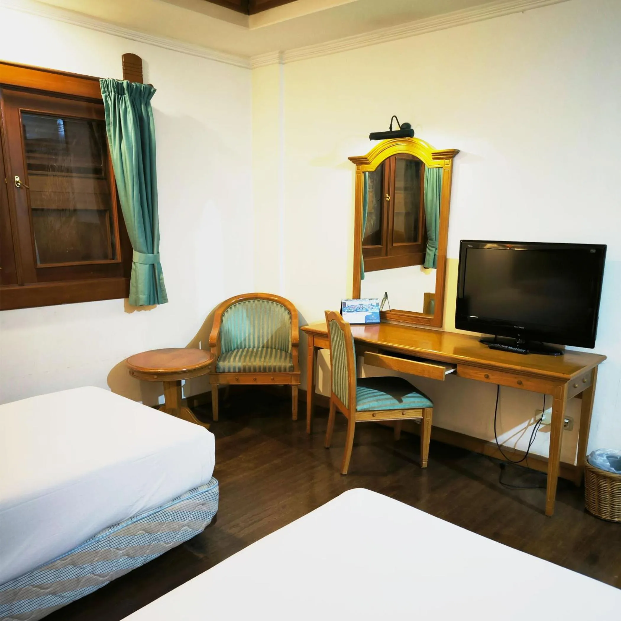 TV and multimedia, Bed in Kresna Hotel