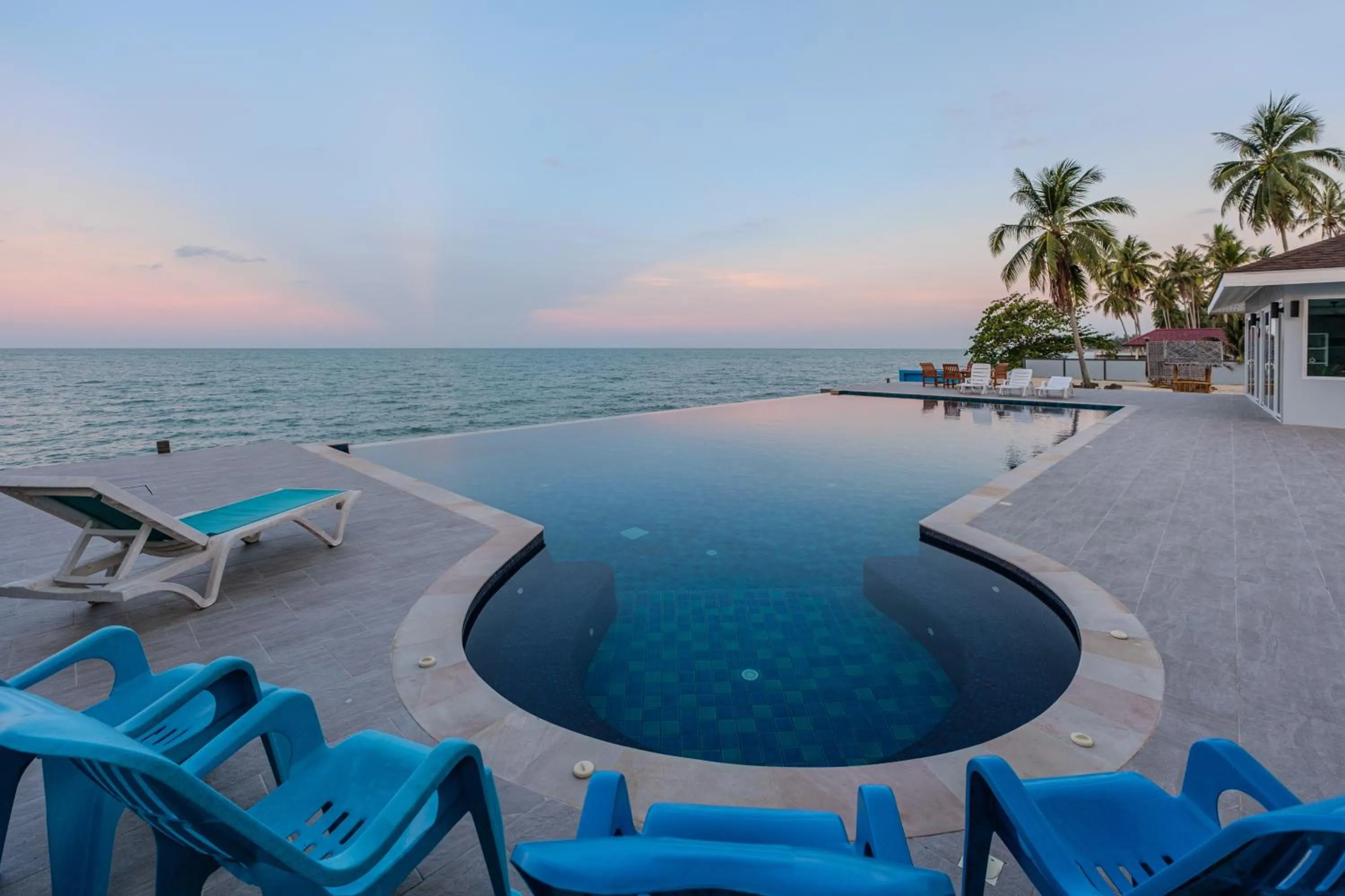 Hot Tub in Reboot Retreat Beach Resort, Restaurant, and Coffee Shop