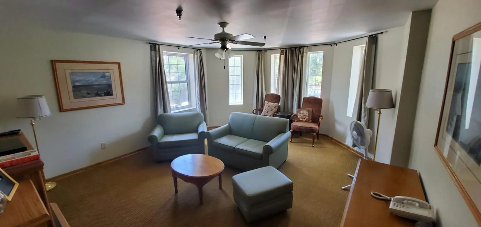 Roosevelt Inn Mount Rushmore