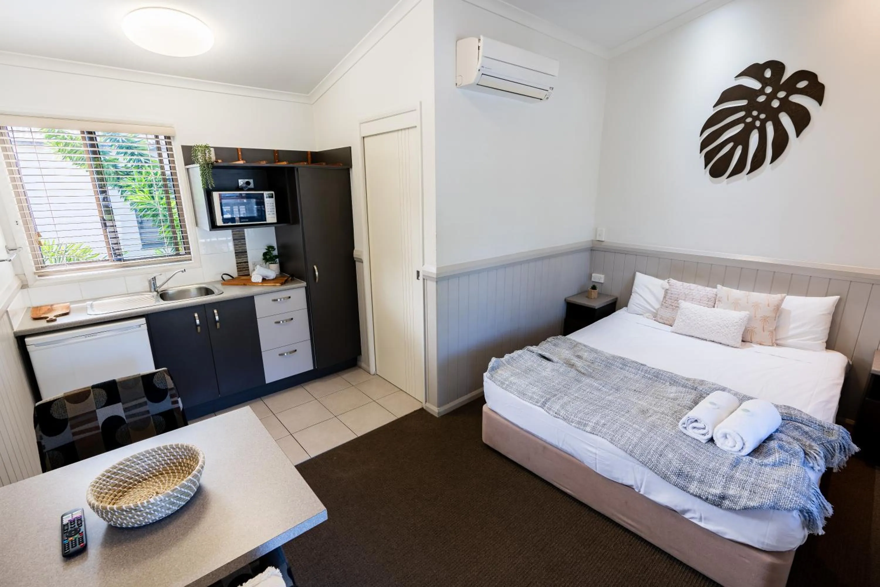 Living room, Bed in BIG4 Tasman Holiday Parks - Rowes Bay