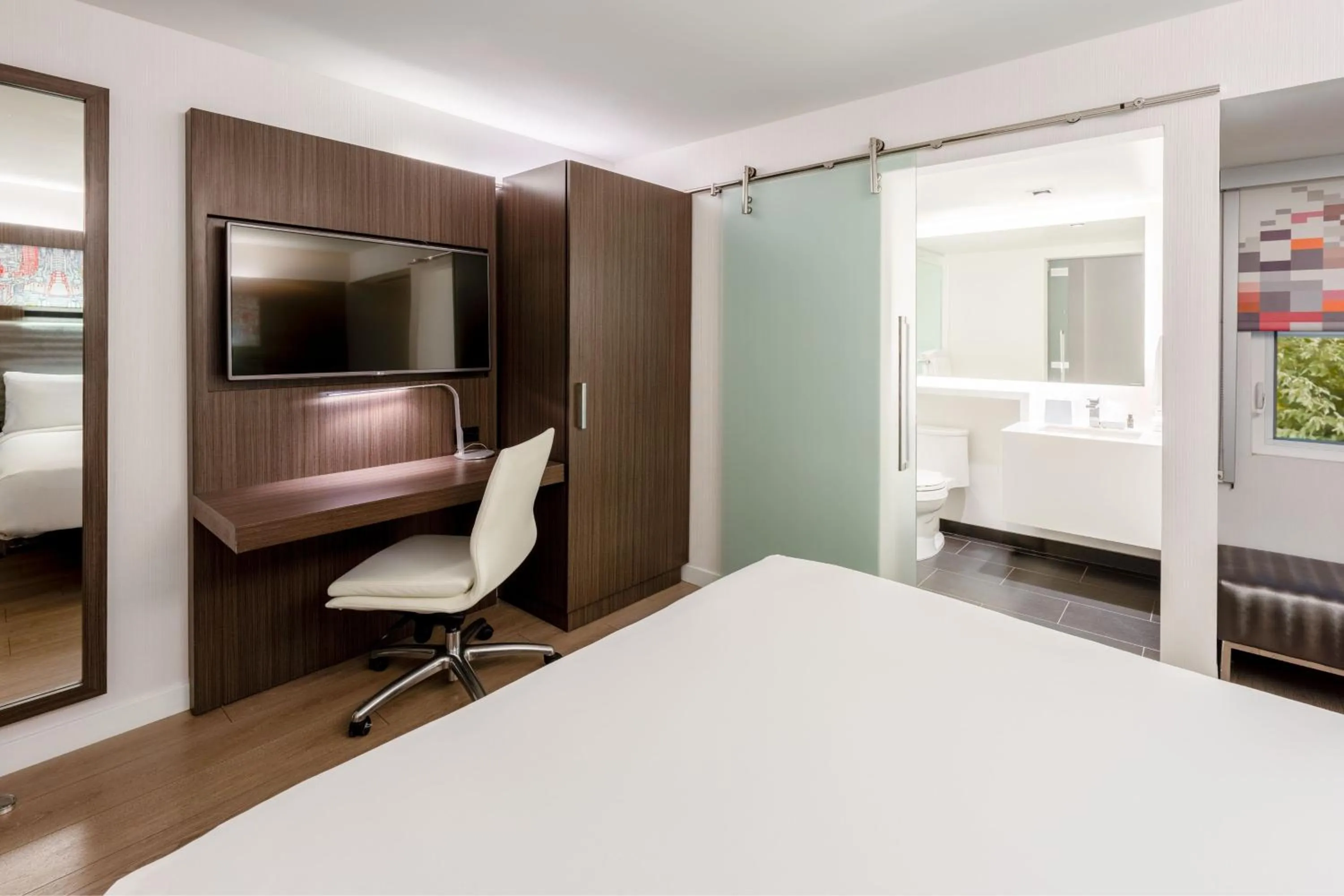 Photo of the whole room, Bed in Aloft Sunnyvale