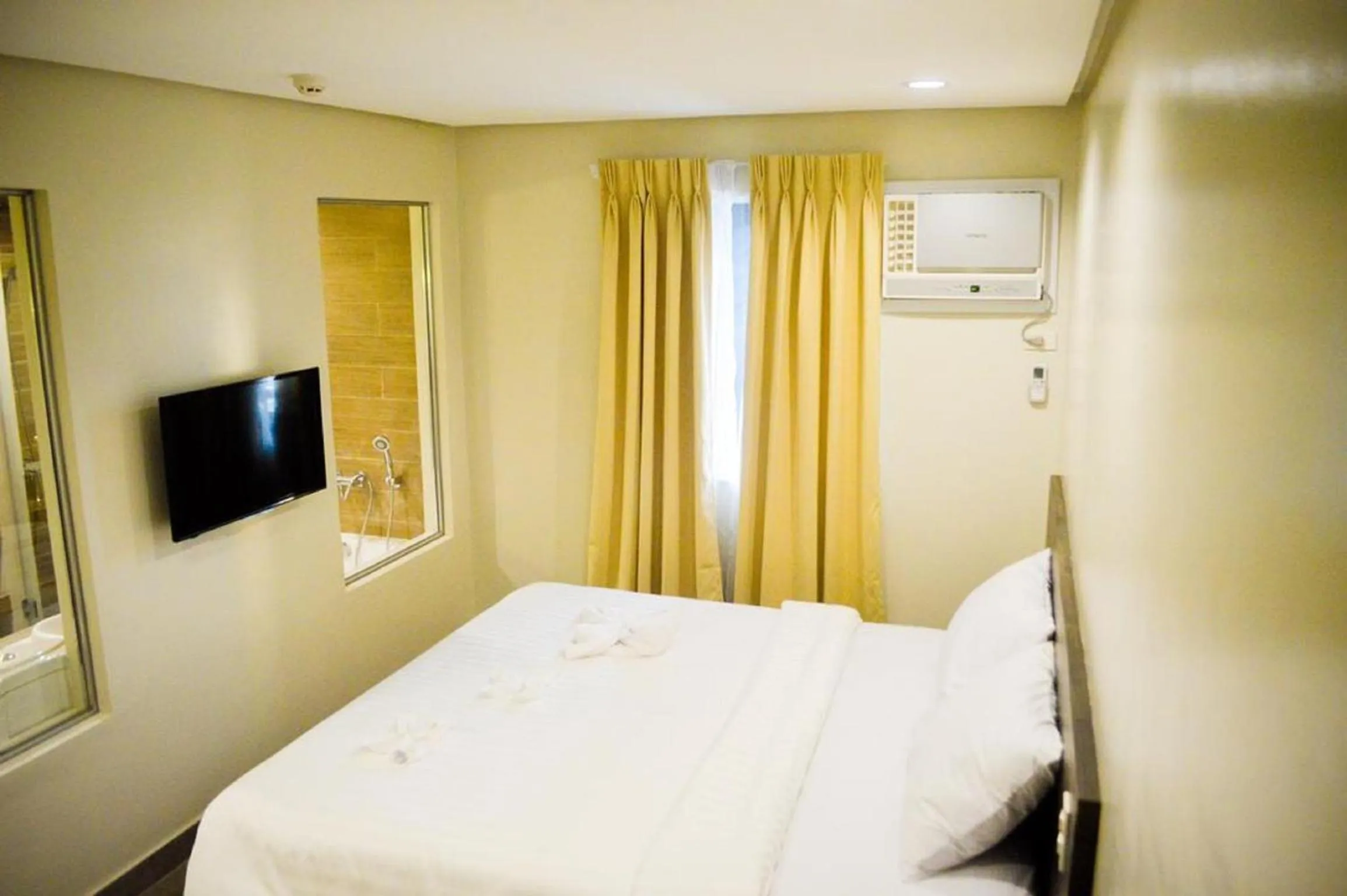Photo of the whole room, Bed in Cebu R Hotel Mabolo