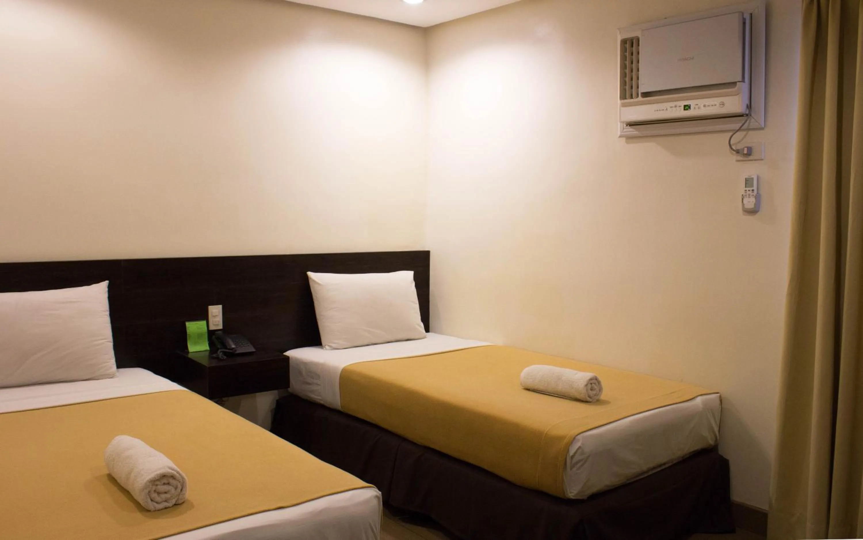 Photo of the whole room, Bed in Cebu R Hotel Mabolo