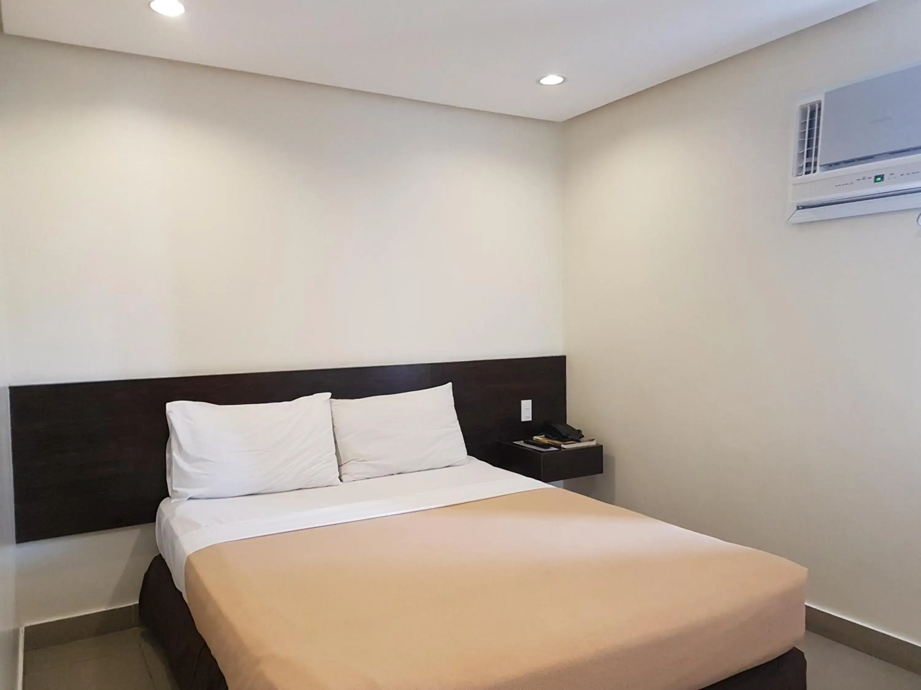 Photo of the whole room, Bed in Cebu R Hotel Mabolo Photo of the whole room, Bed in Cebu R Hotel Mabolo