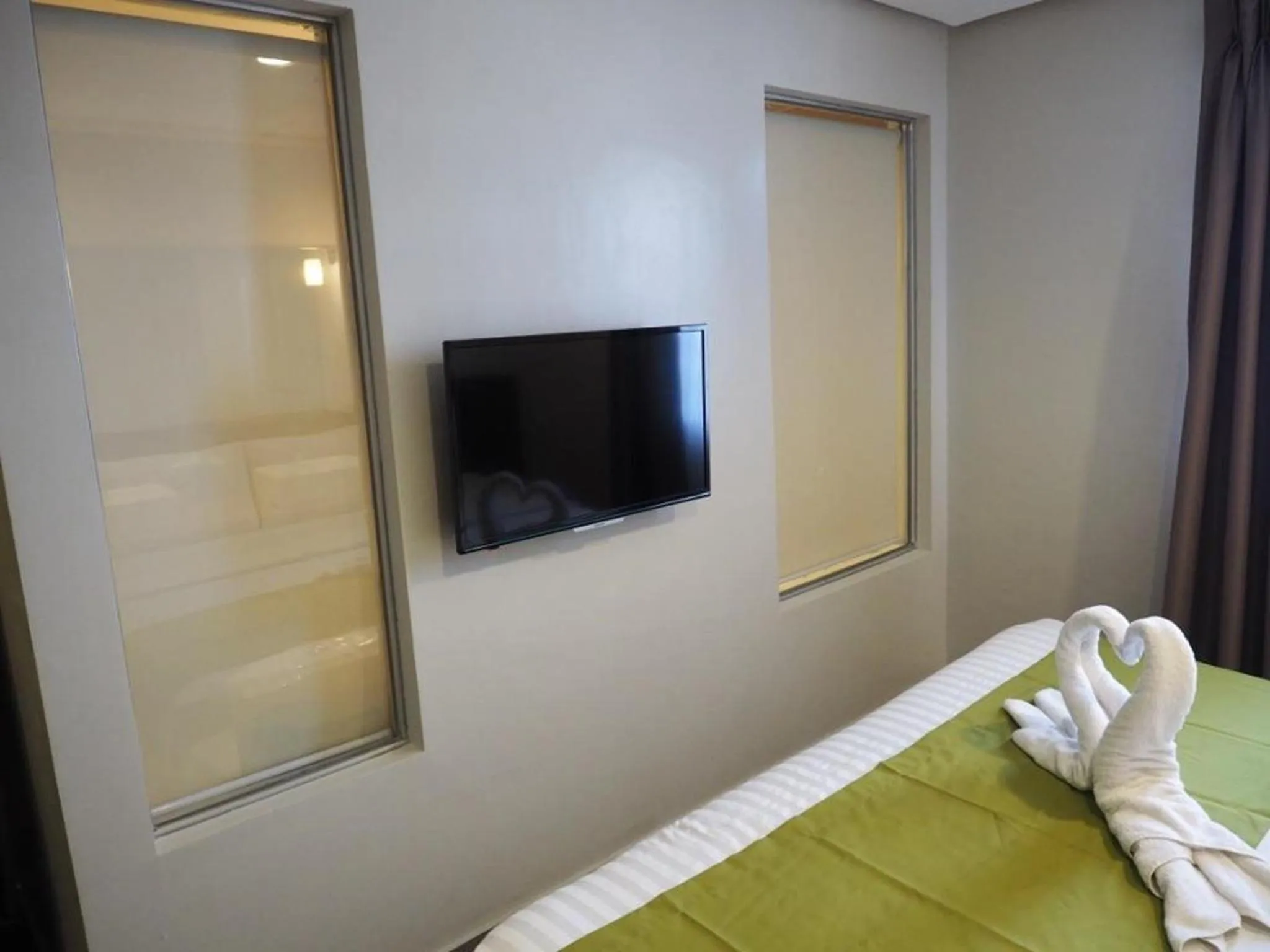 Photo of the whole room, Bed in Cebu R Hotel Mabolo