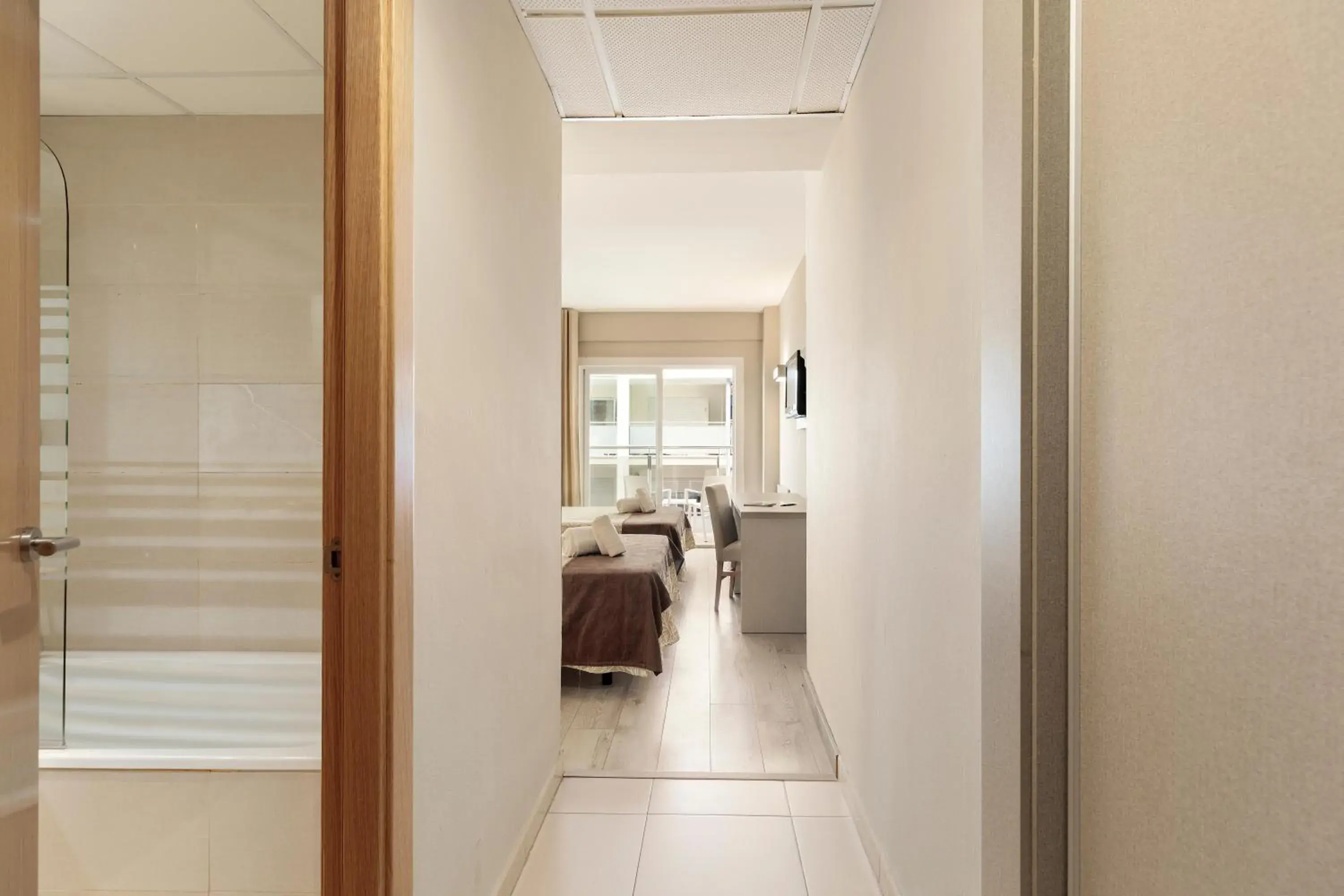 Bathroom, Bed in Hotel Best Cap Salou Bathroom, Bed in Hotel Best Cap Salou