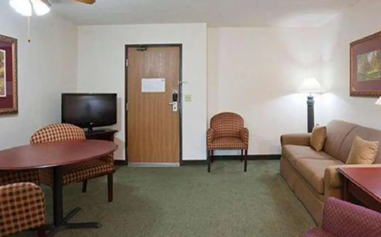 Living room in Blue Way Inn Eagan Extended Stay Living room in Blue Way Inn Eagan Extended Stay