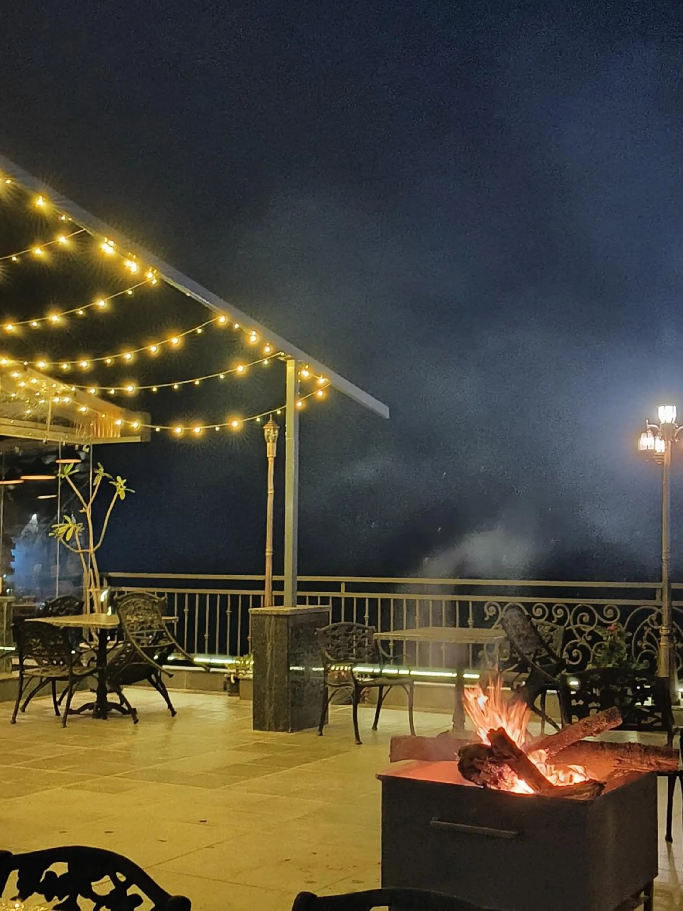 Patio in Hotel Chail Residency