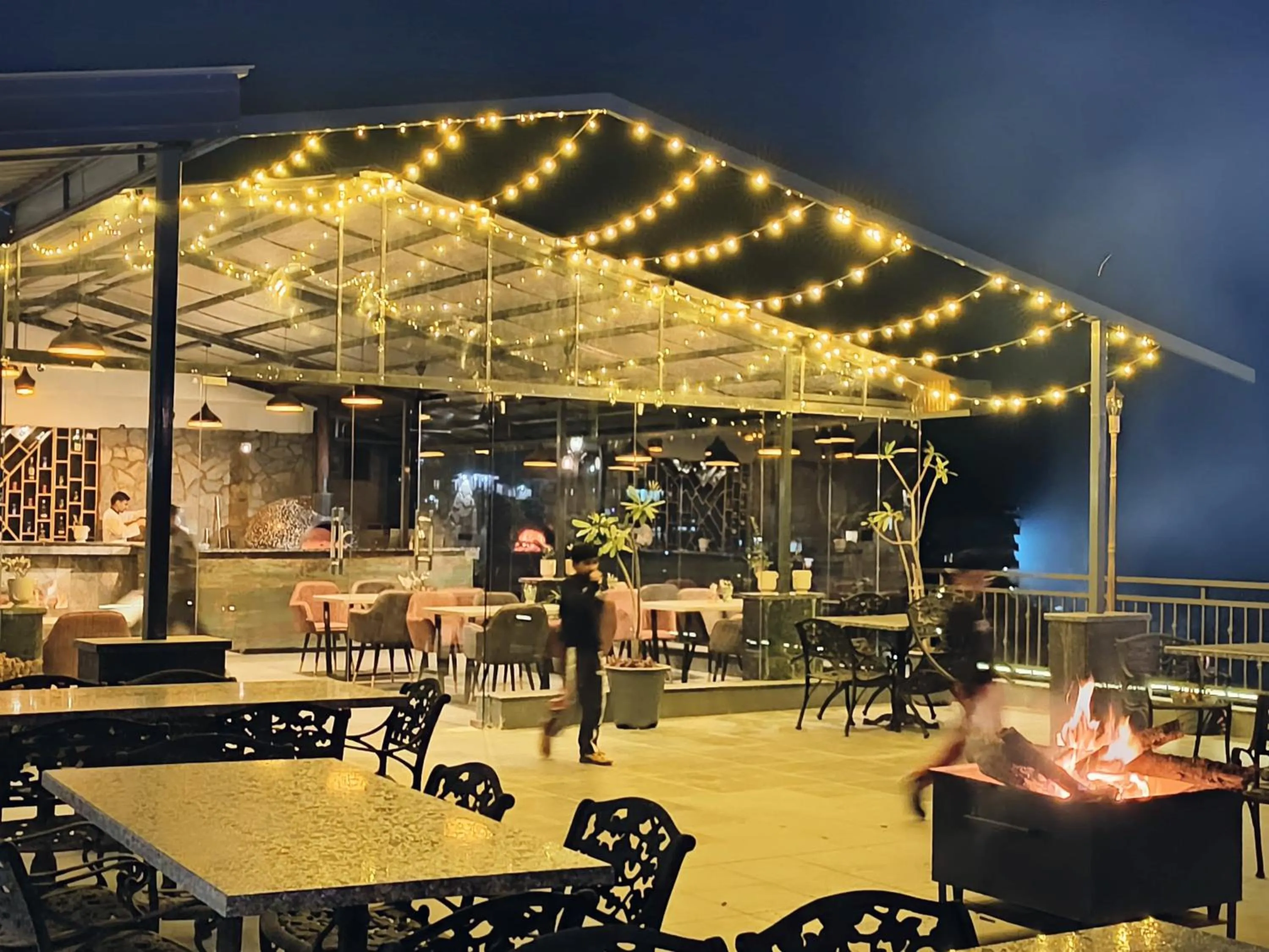 Restaurant/places to eat in Hotel Chail Residency