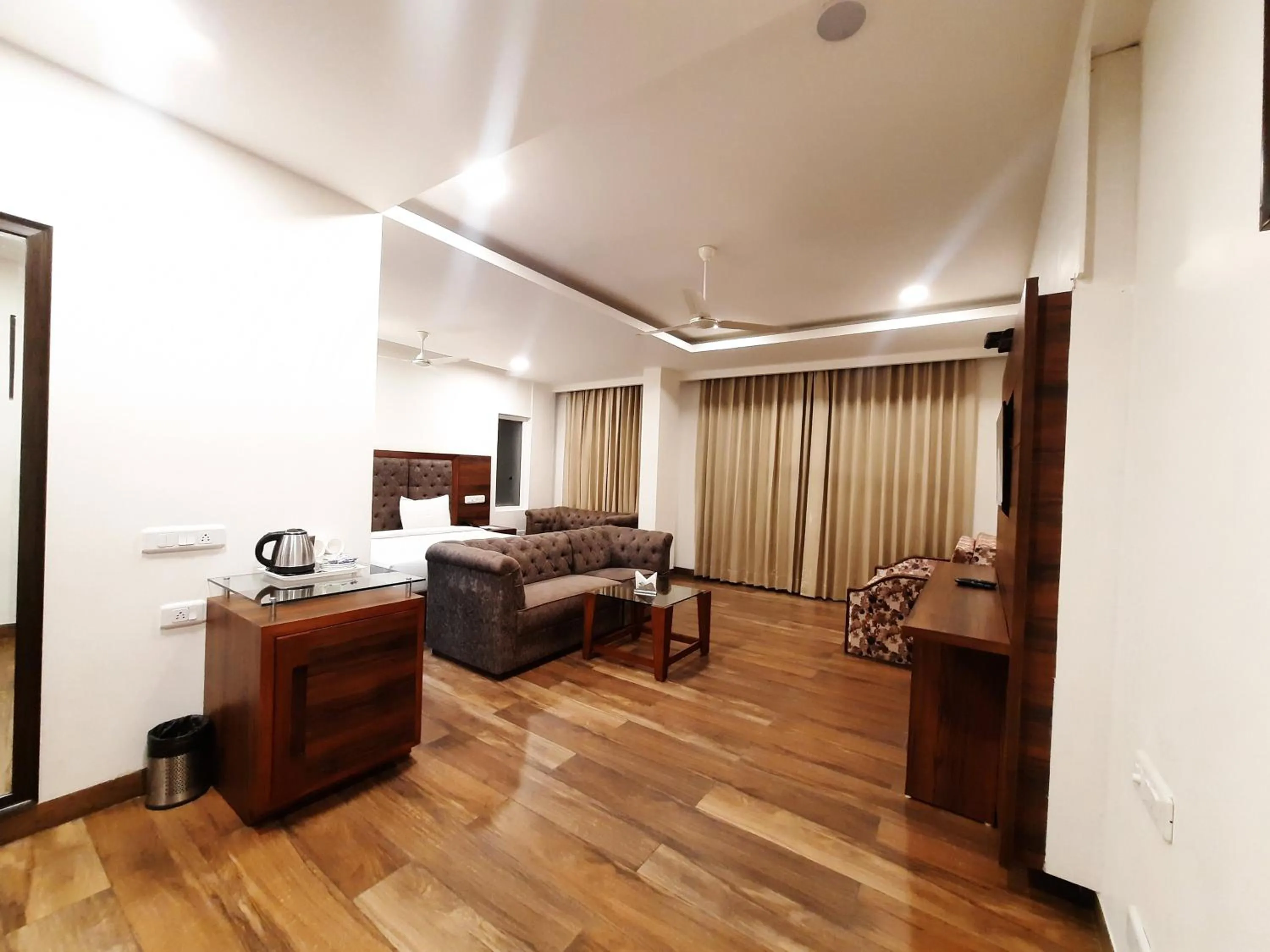 Bed in Hotel Chail Residency