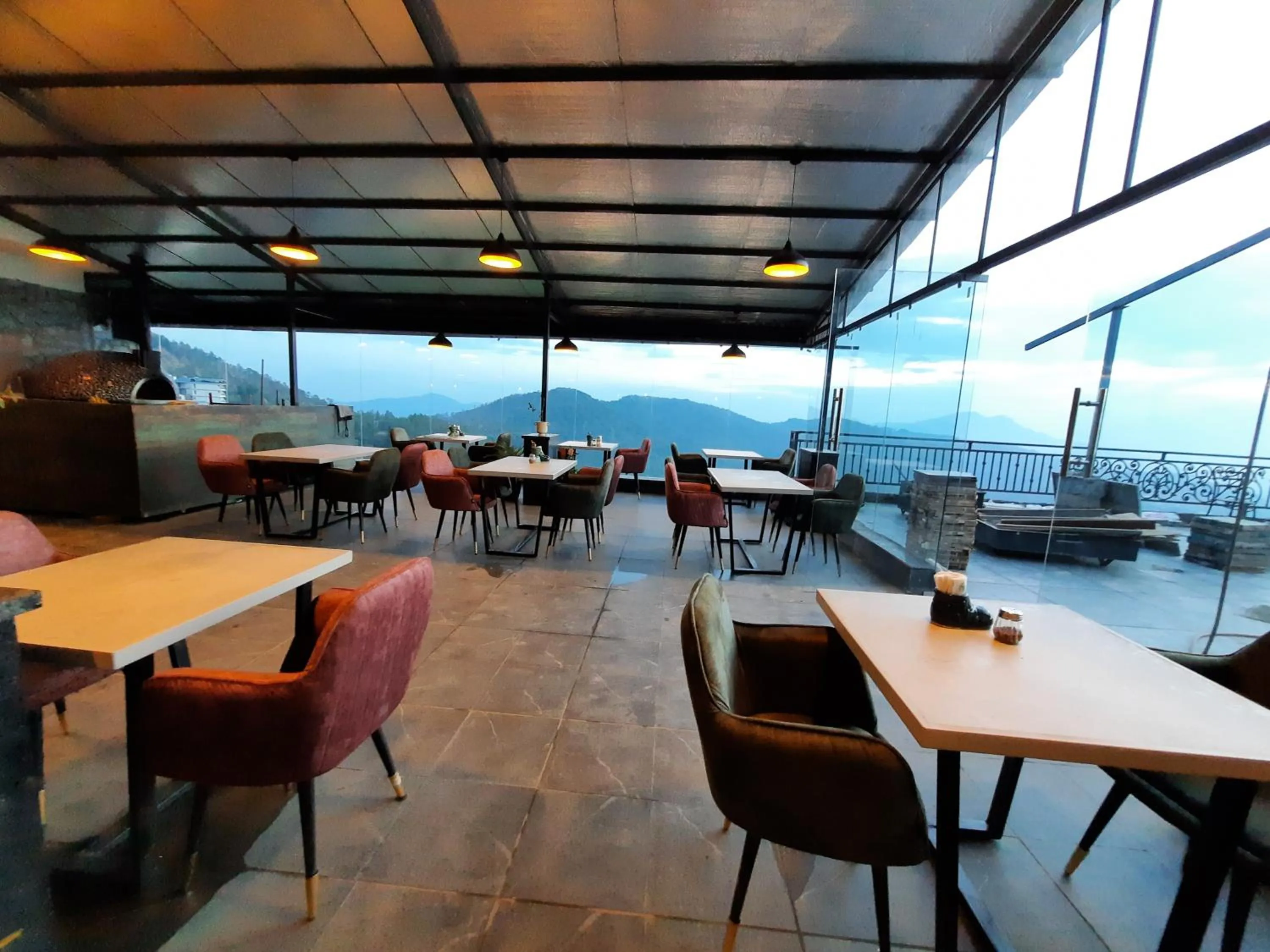 Restaurant/places to eat in Hotel Chail Residency