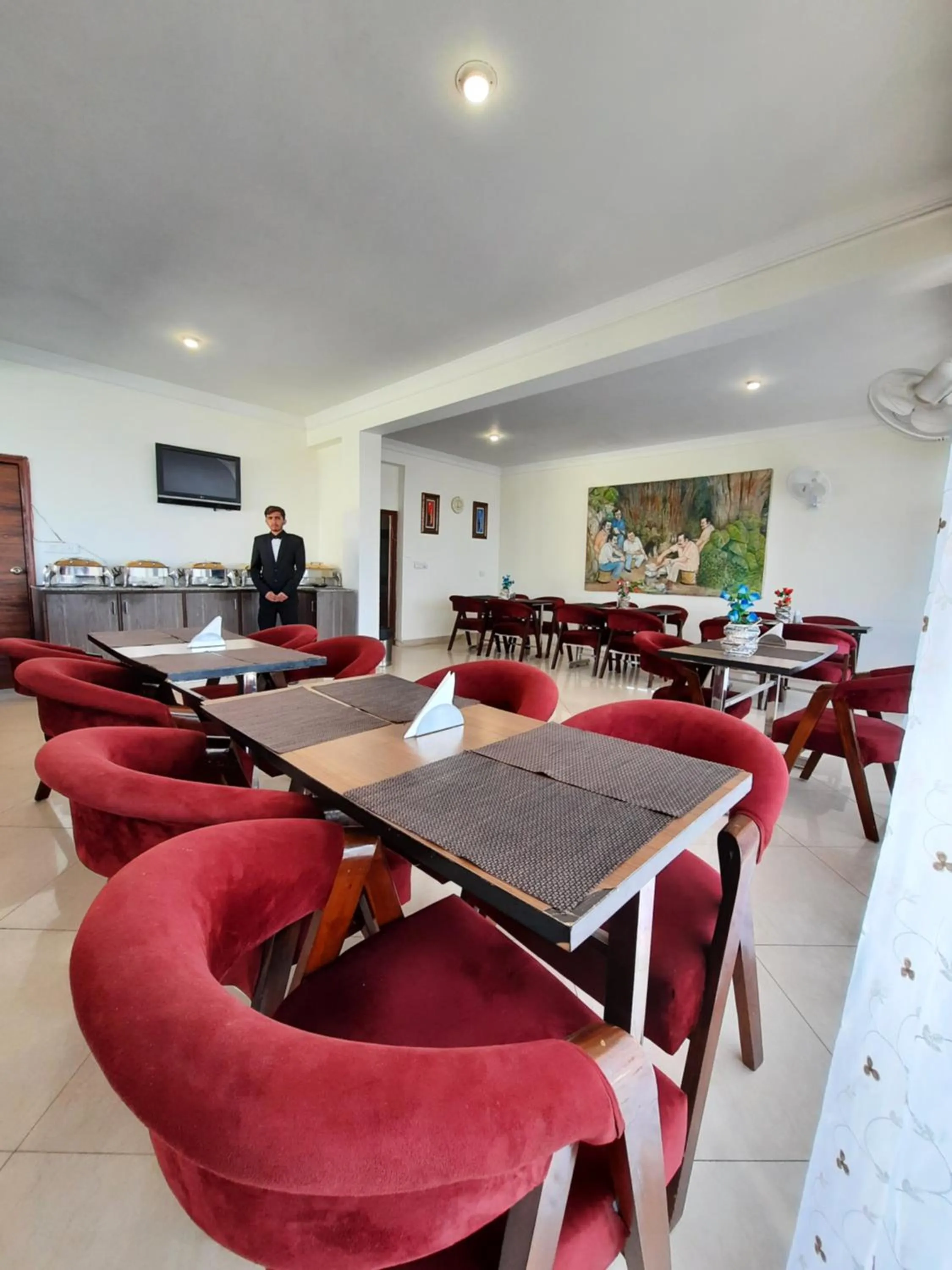 Restaurant/places to eat in Hotel Chail Residency