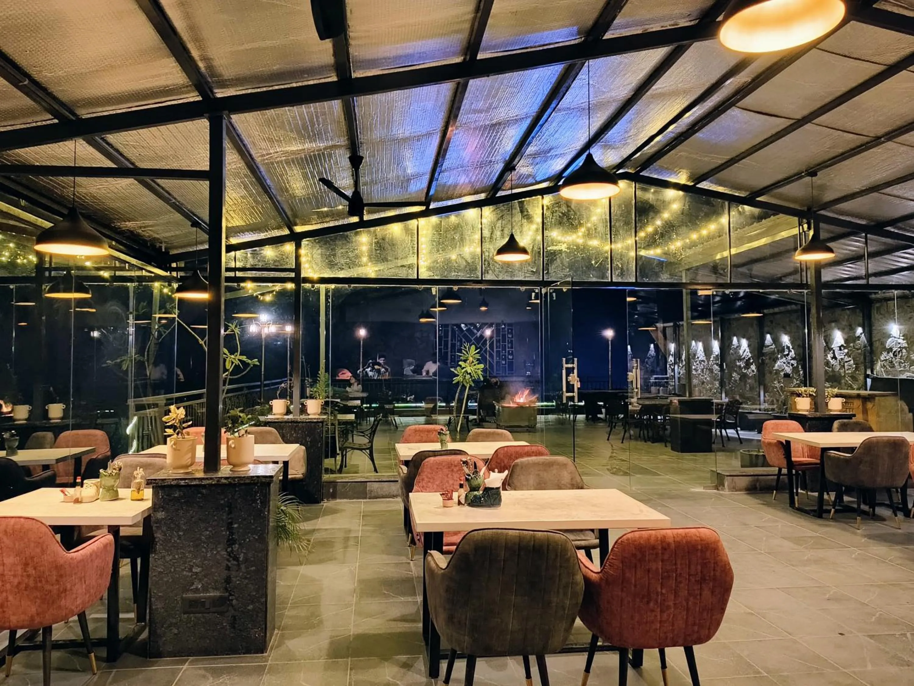 Restaurant/places to eat in Hotel Chail Residency