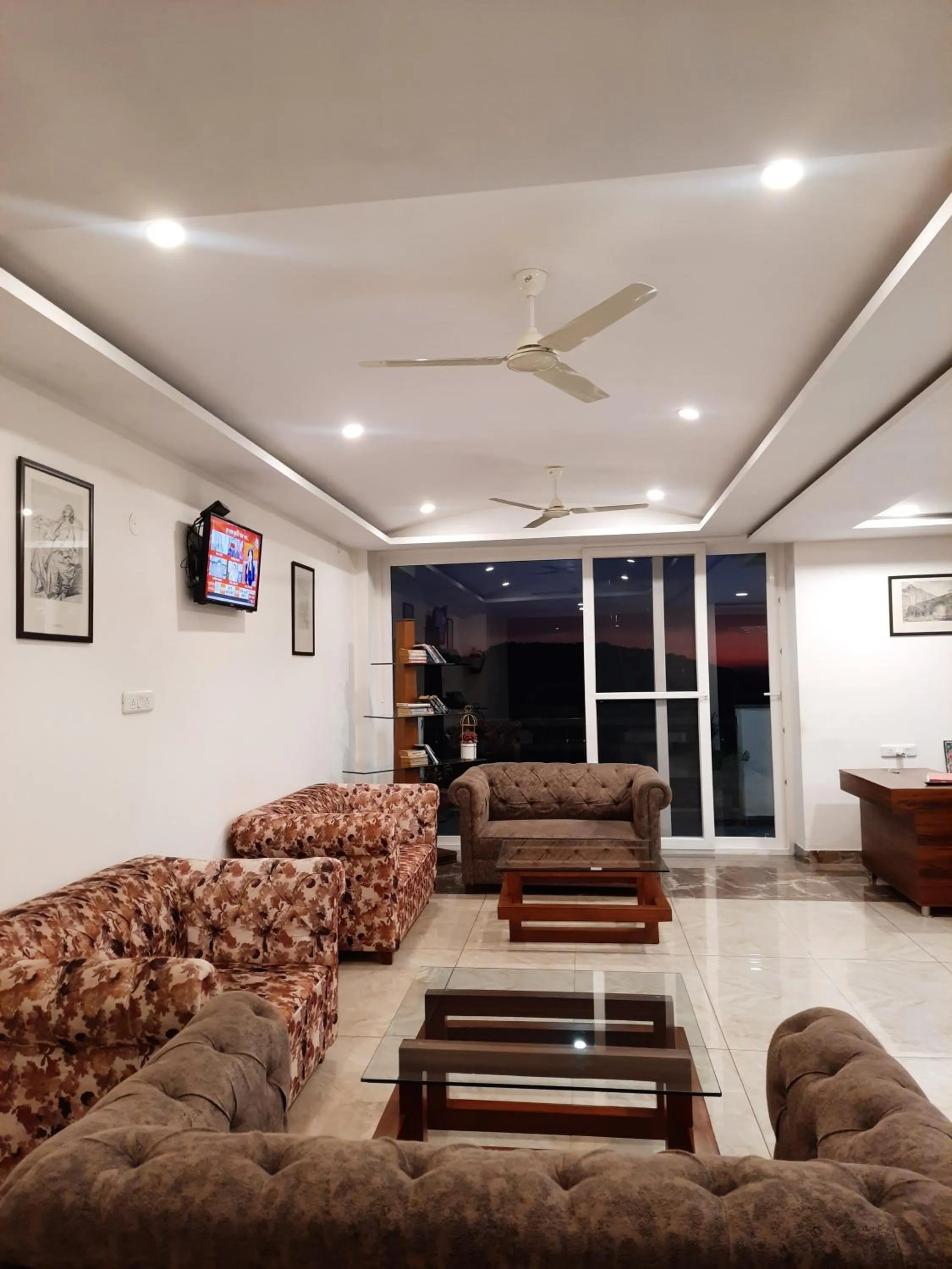 Communal lounge/ TV room in Hotel Chail Residency