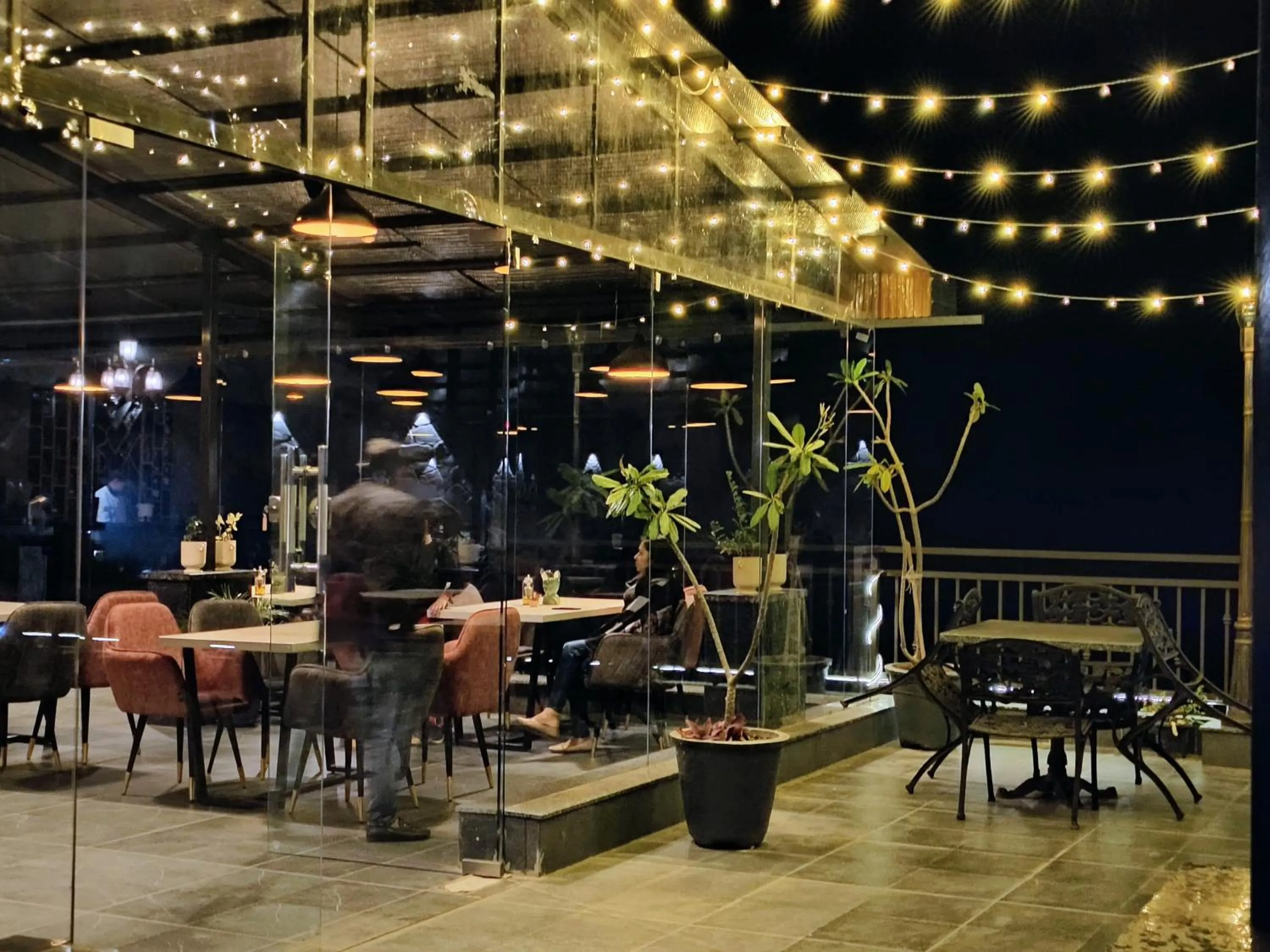 Restaurant/places to eat in Hotel Chail Residency