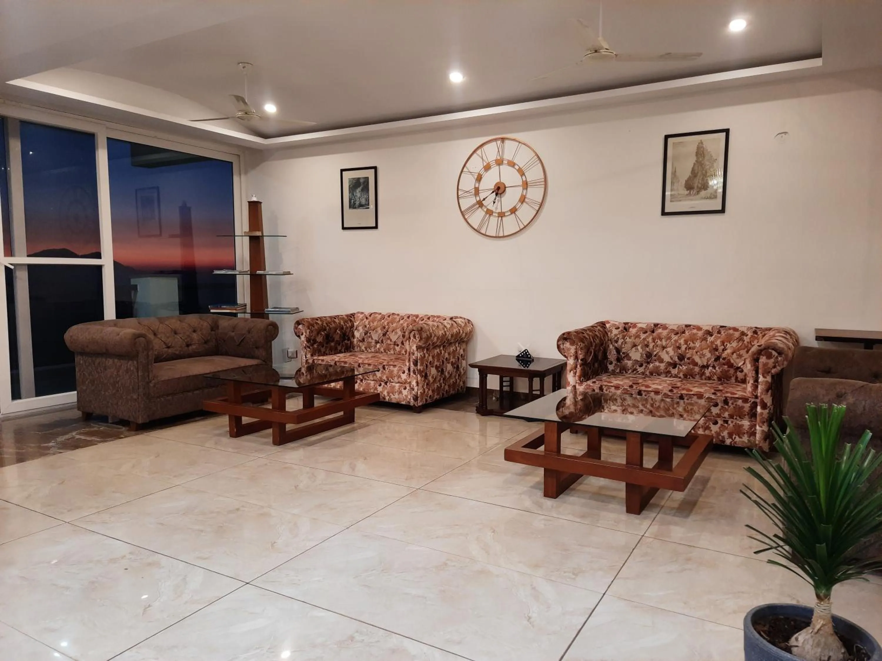 Living room in Hotel Chail Residency