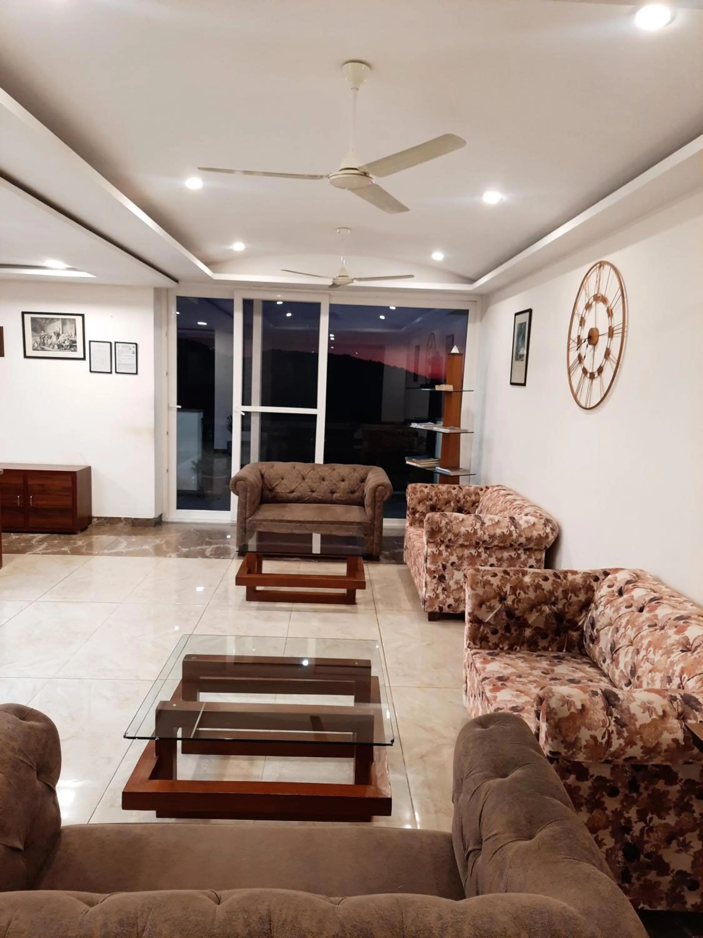 Living room in Hotel Chail Residency