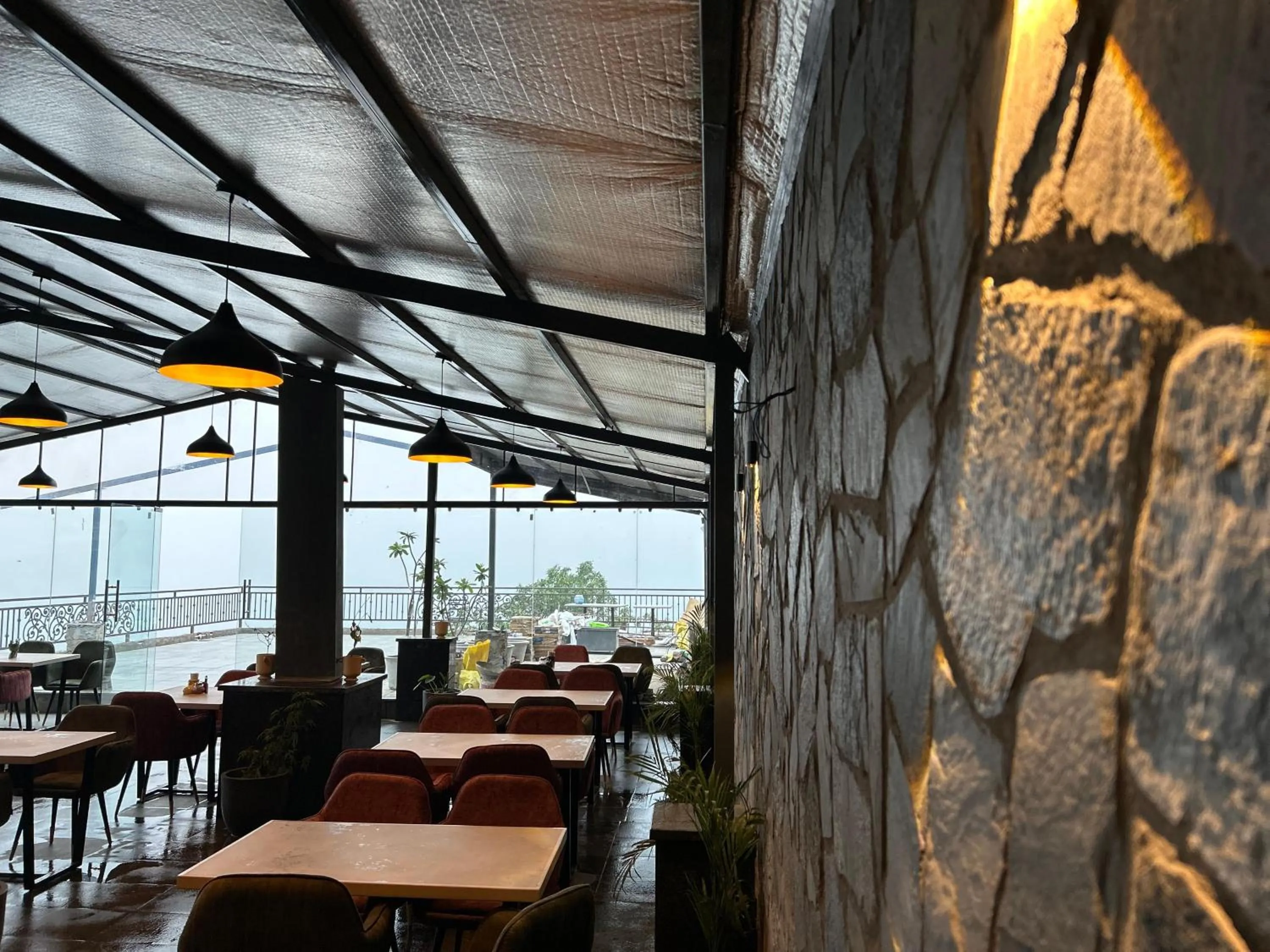 Restaurant/places to eat in Hotel Chail Residency