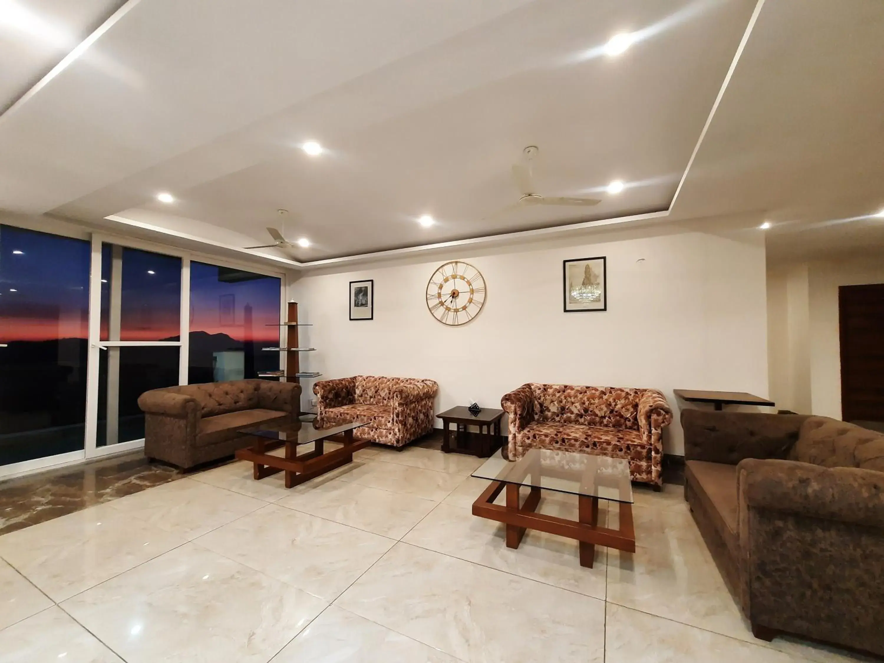 Living room in Hotel Chail Residency Living room in Hotel Chail Residency