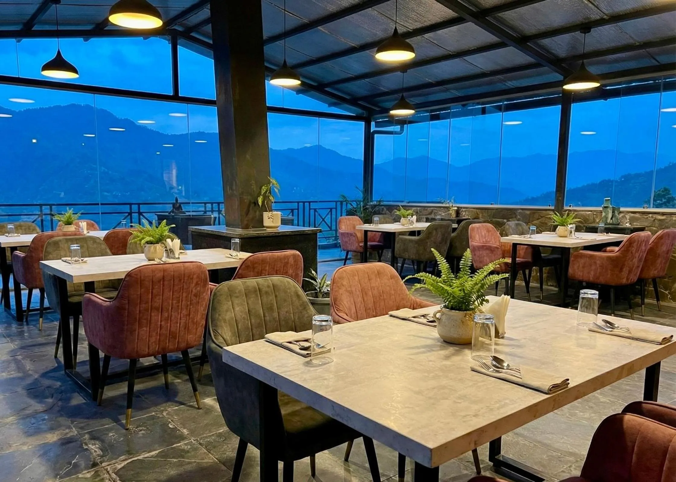 Restaurant/places to eat in Hotel Chail Residency