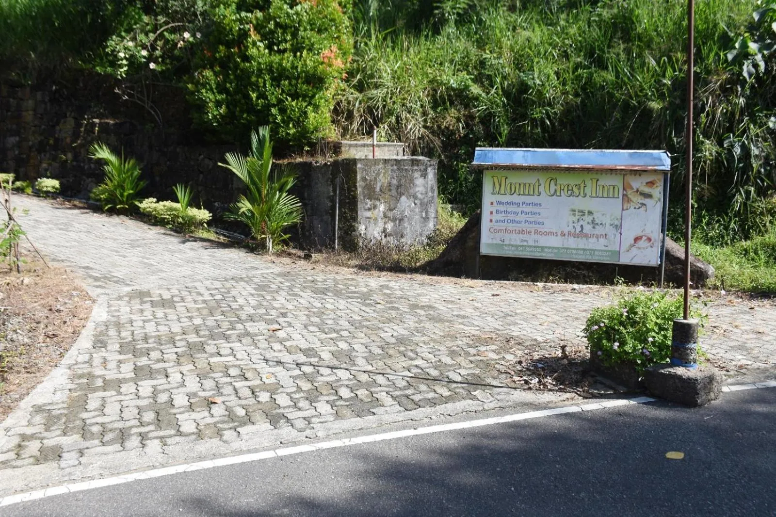 Property building in Mount Crest Inn Deniyaya