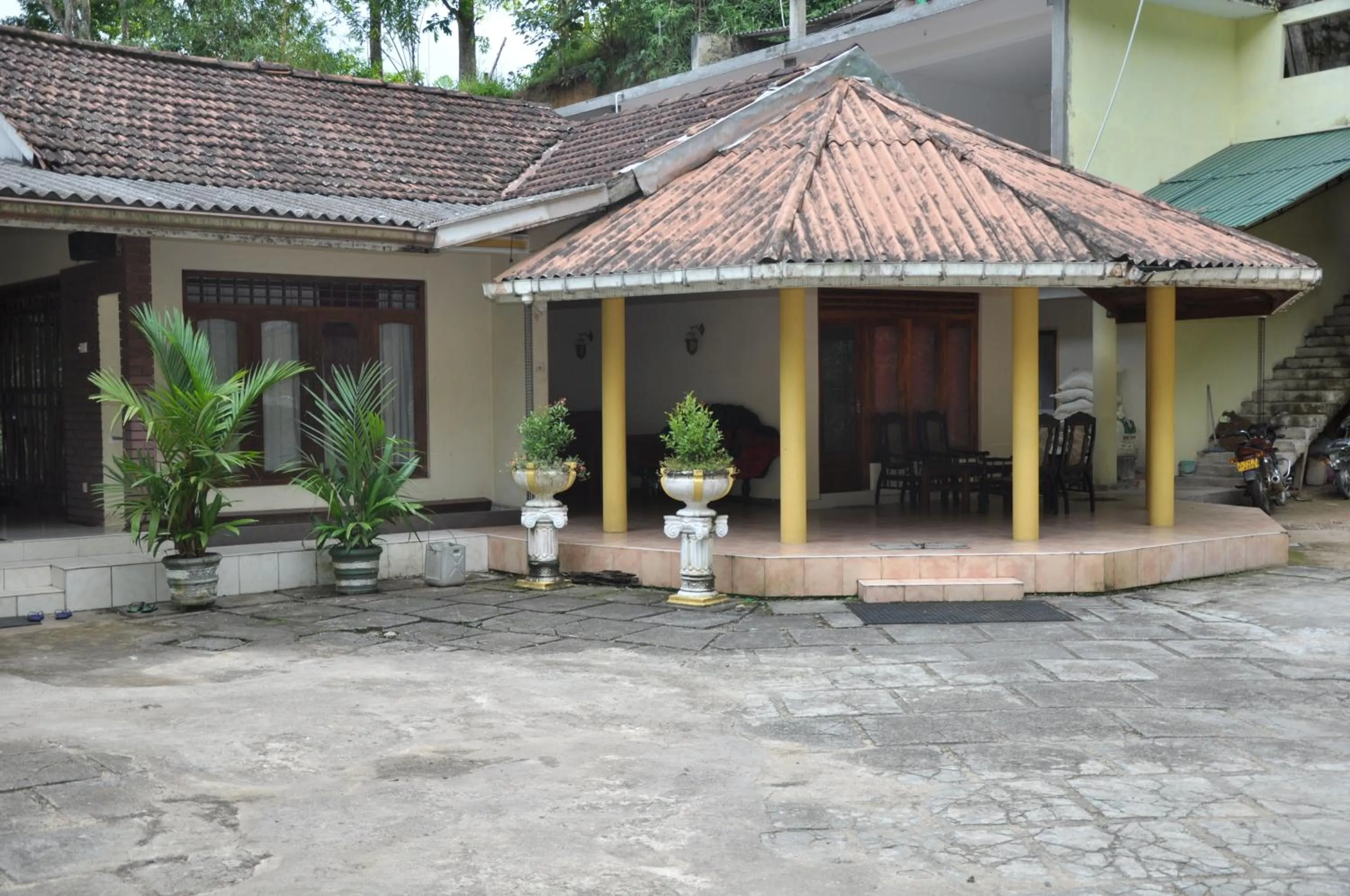 Property building in Mount Crest Inn Deniyaya