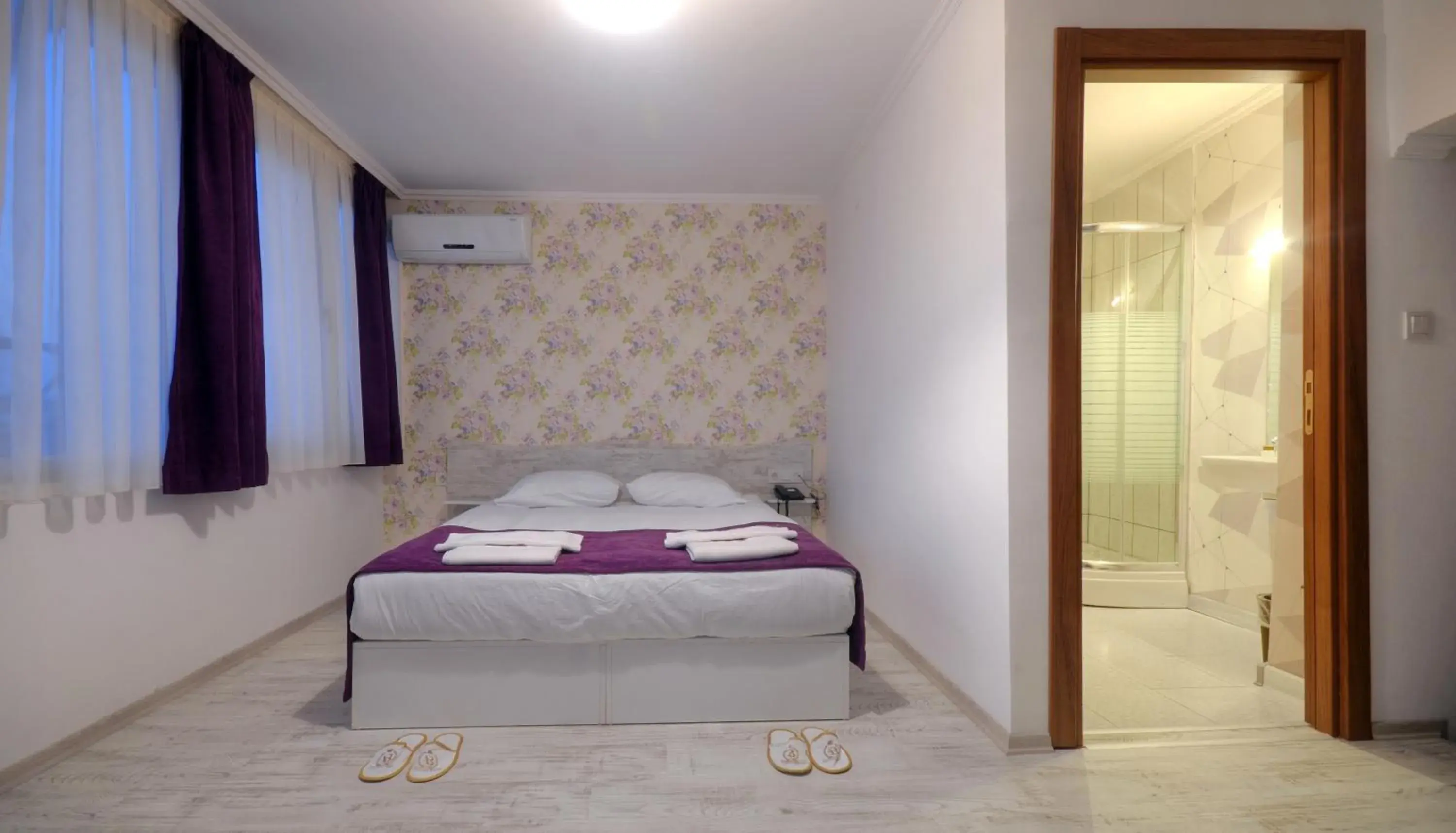 Shower, Bed in Hotel Abro Sezenler Shower, Bed in Hotel Abro Sezenler