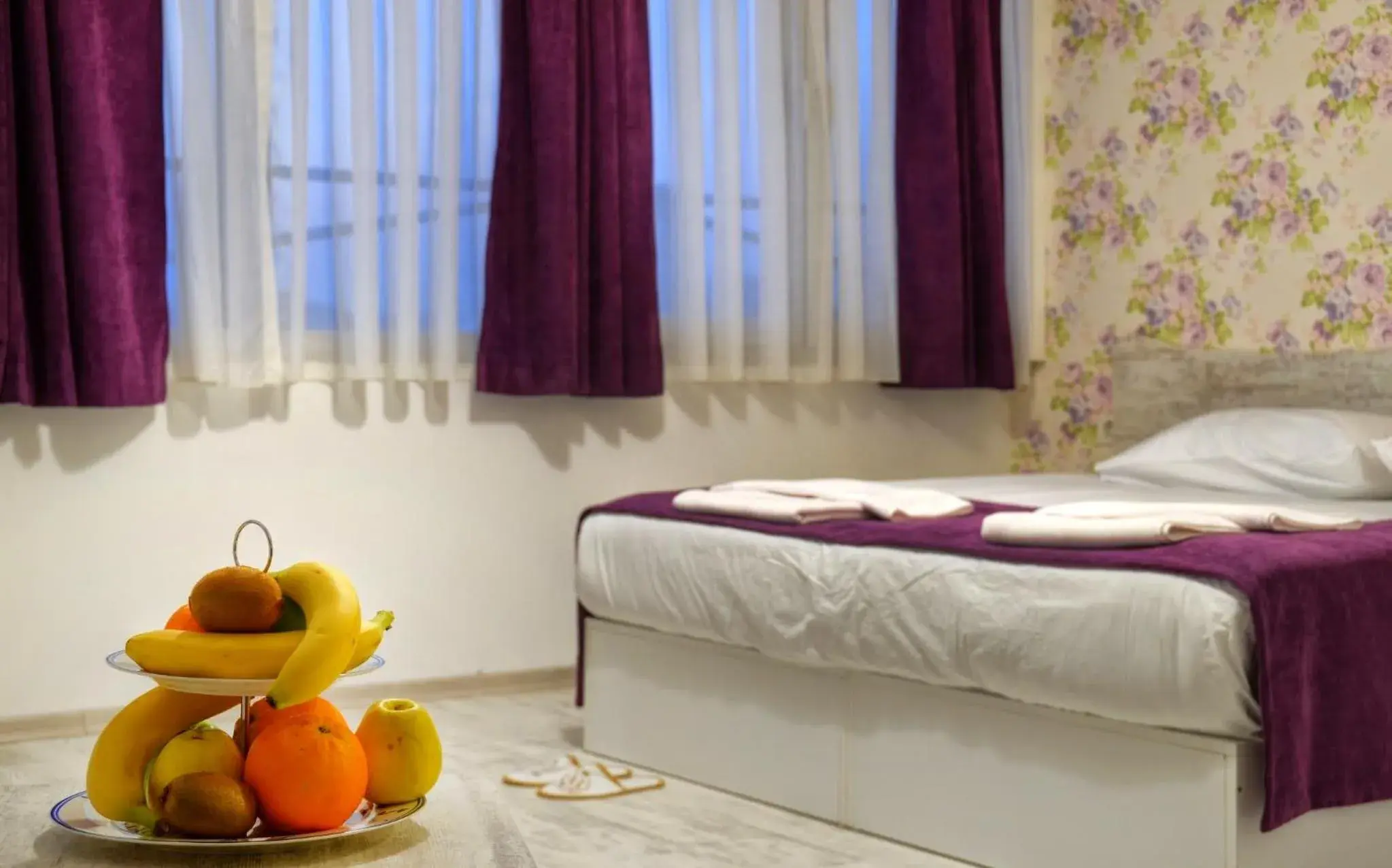 Shower, Bed in Hotel Abro Sezenler Shower, Bed in Hotel Abro Sezenler