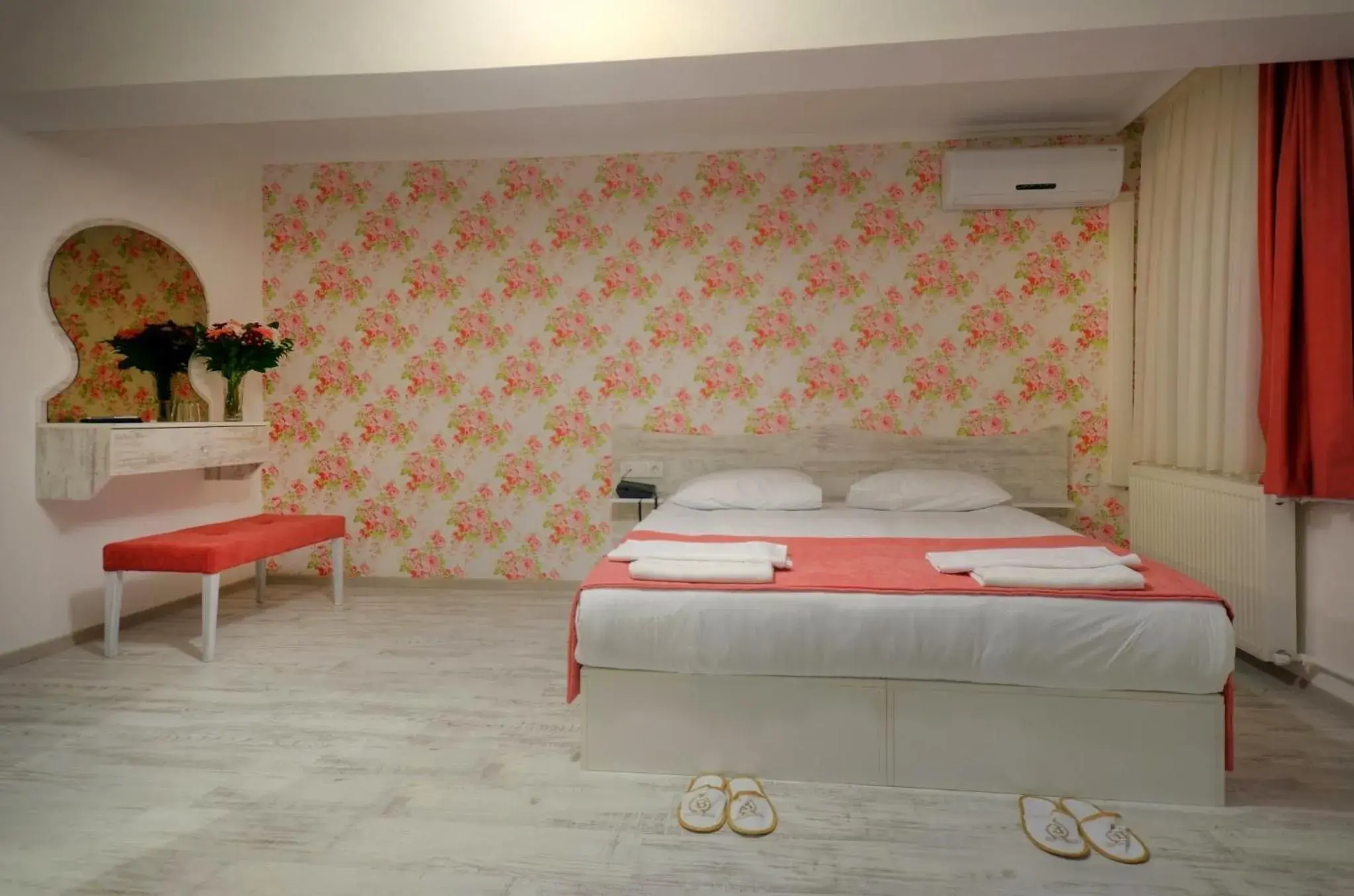 Shower, Bed in Hotel Abro Sezenler Shower, Bed in Hotel Abro Sezenler