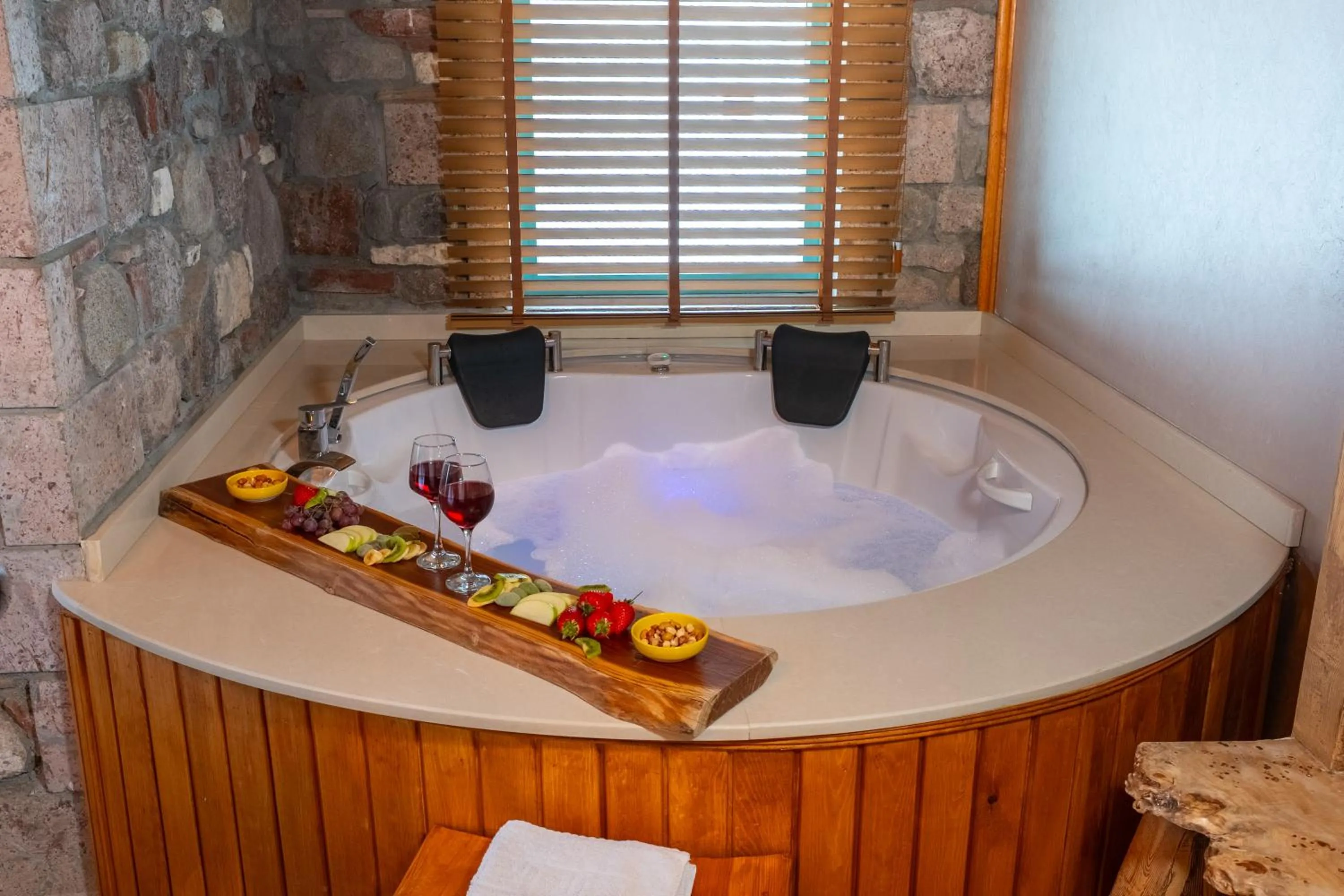 Hot Tub in Tetka Konukevi