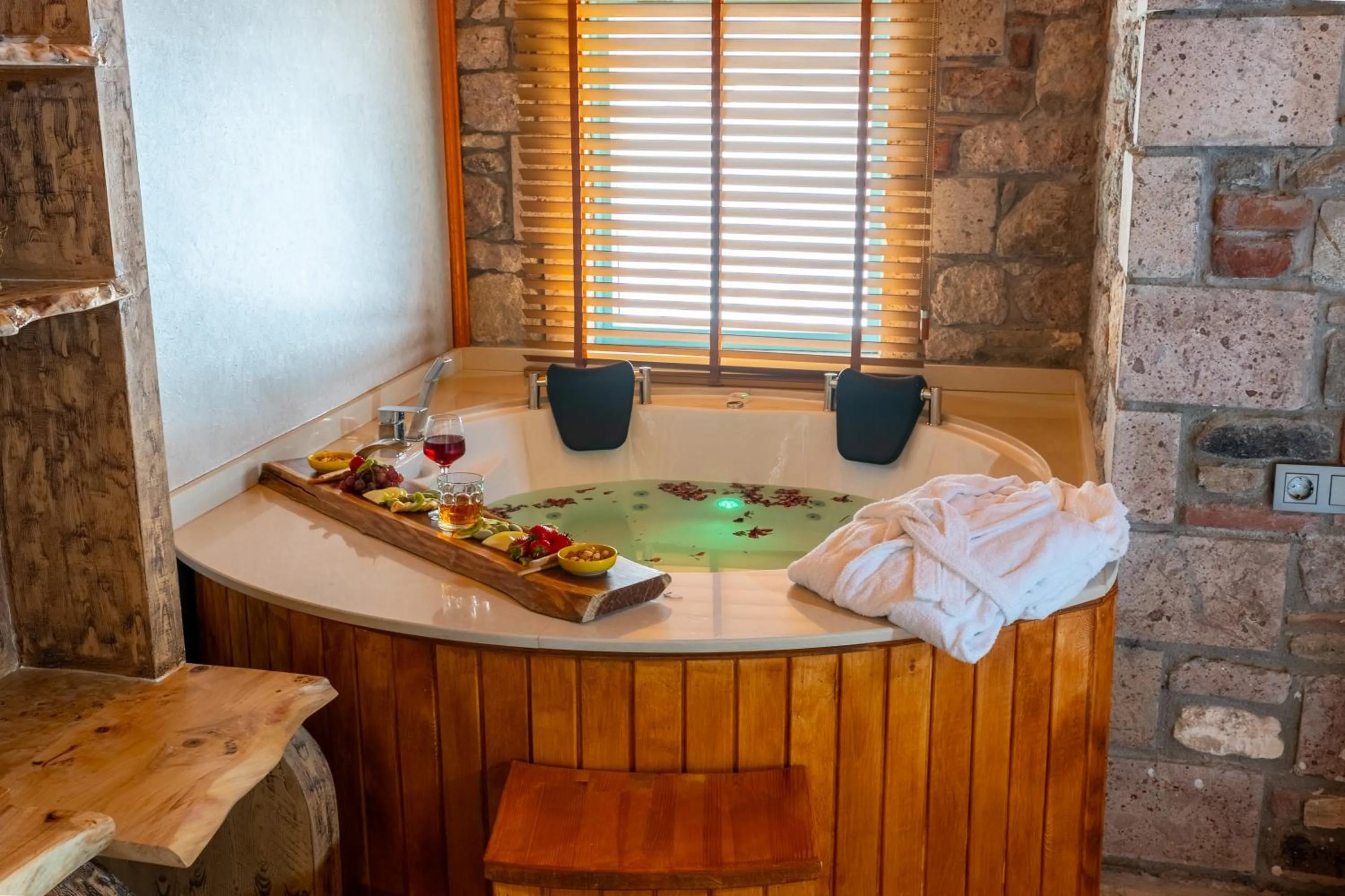 Hot Tub in Tetka Konukevi