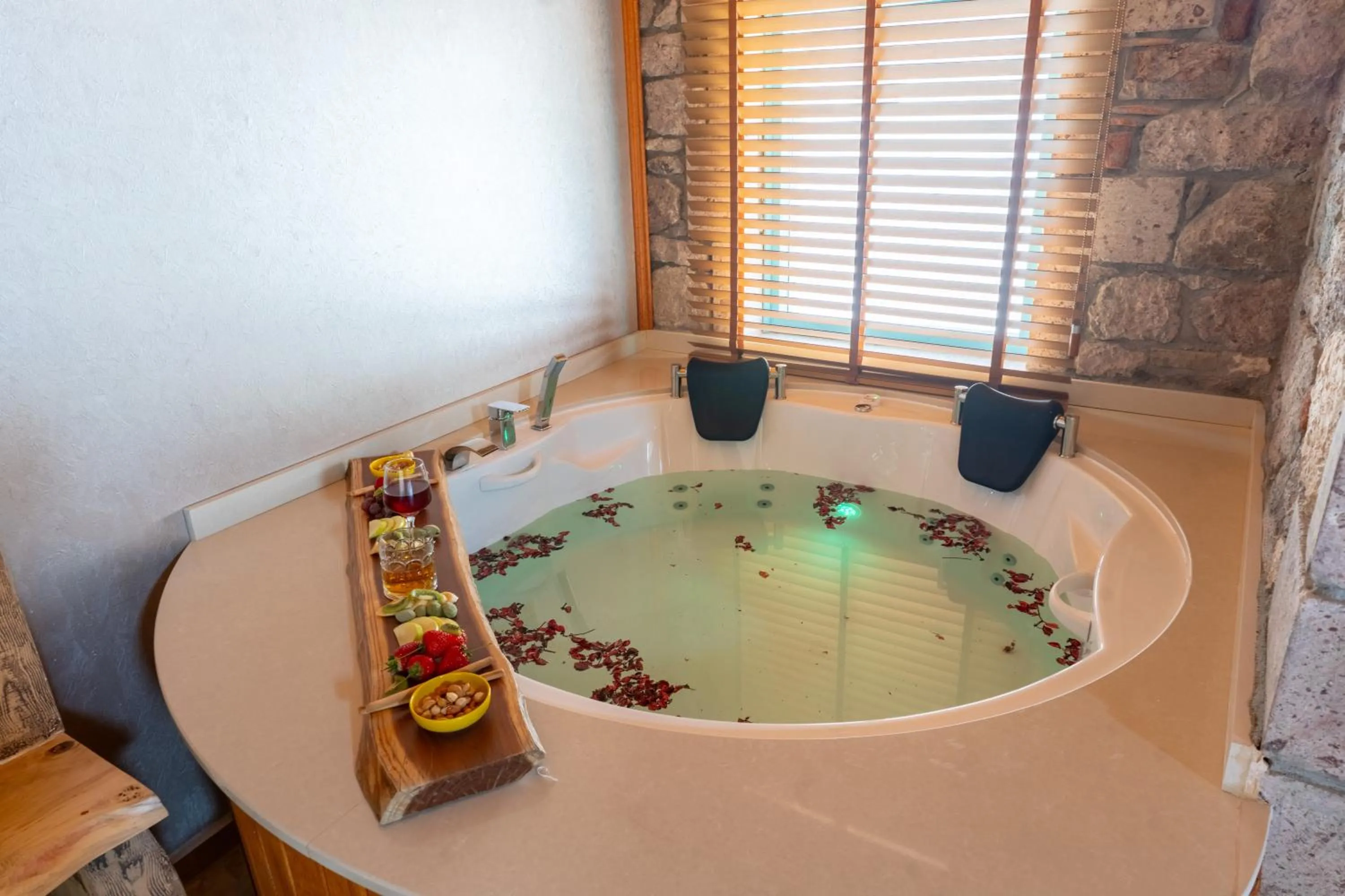 Hot Tub in Tetka Konukevi
