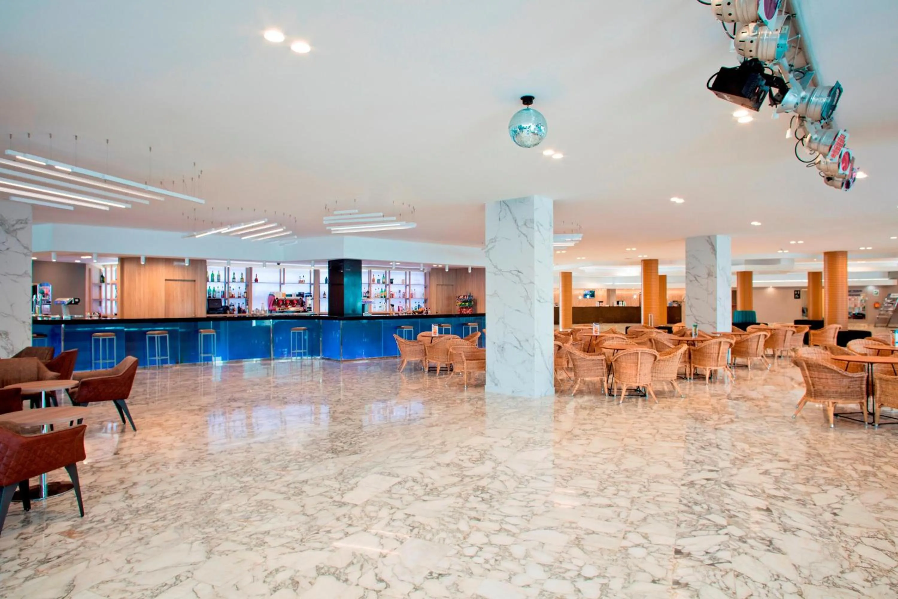 Lounge or bar in Hotel Best Cambrils