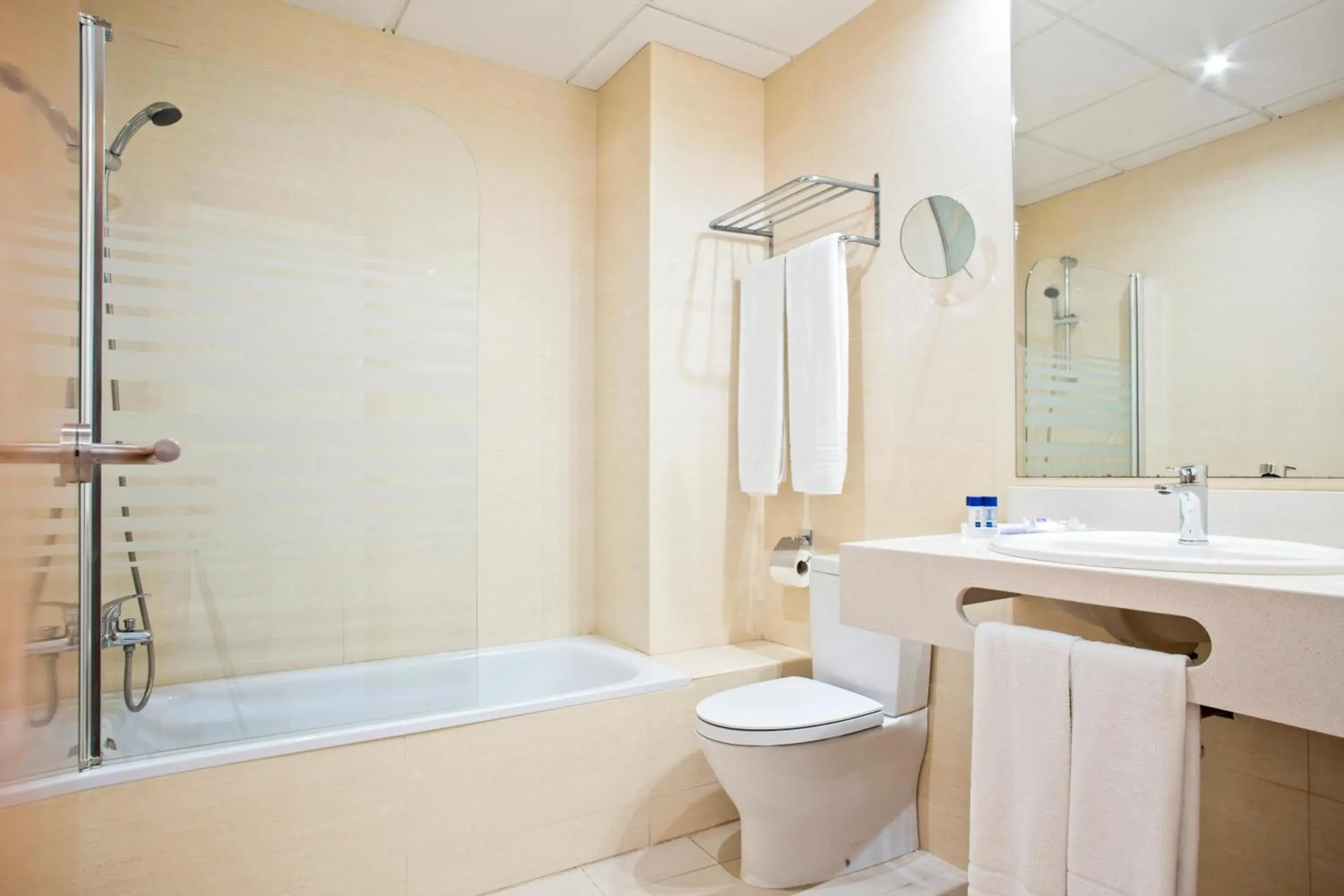 Bathroom in Hotel Best Cambrils Bathroom in Hotel Best Cambrils