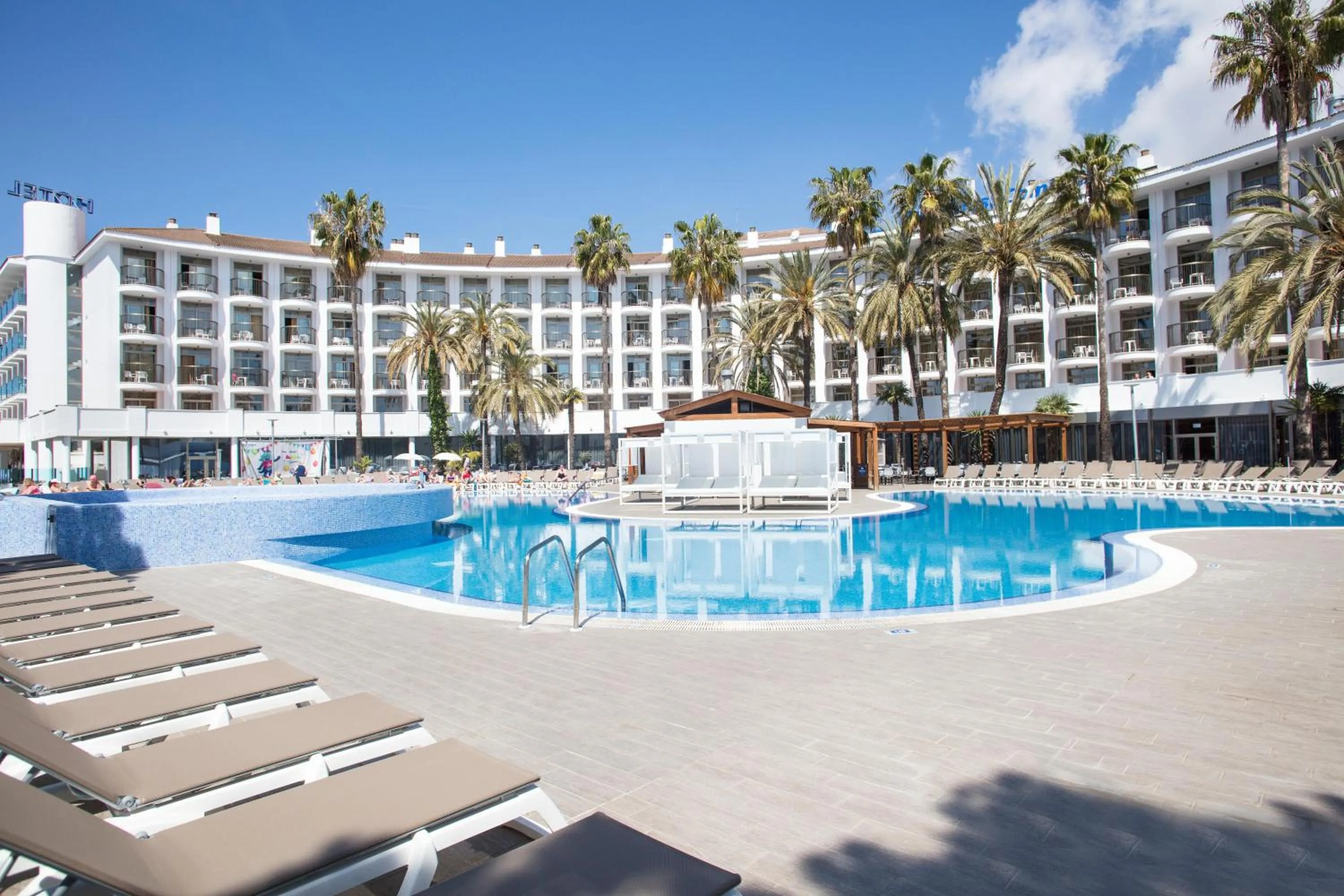 Swimming pool in Hotel Best Cambrils
