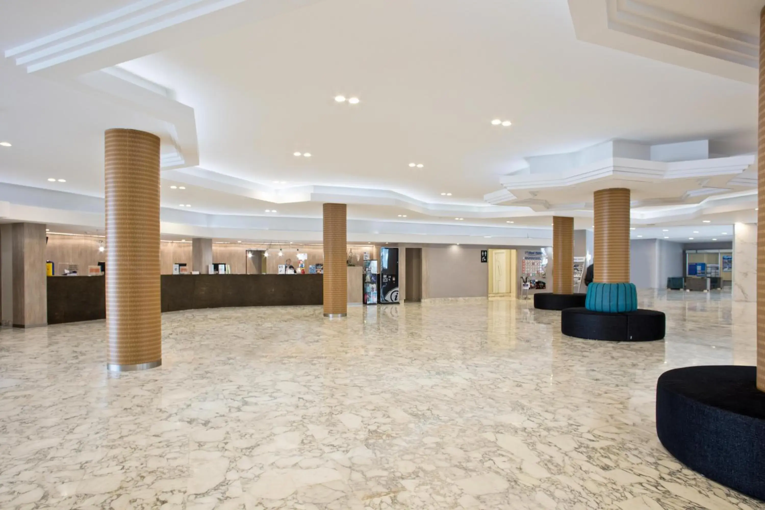 Lobby or reception in Hotel Best Cambrils Lobby or reception in Hotel Best Cambrils