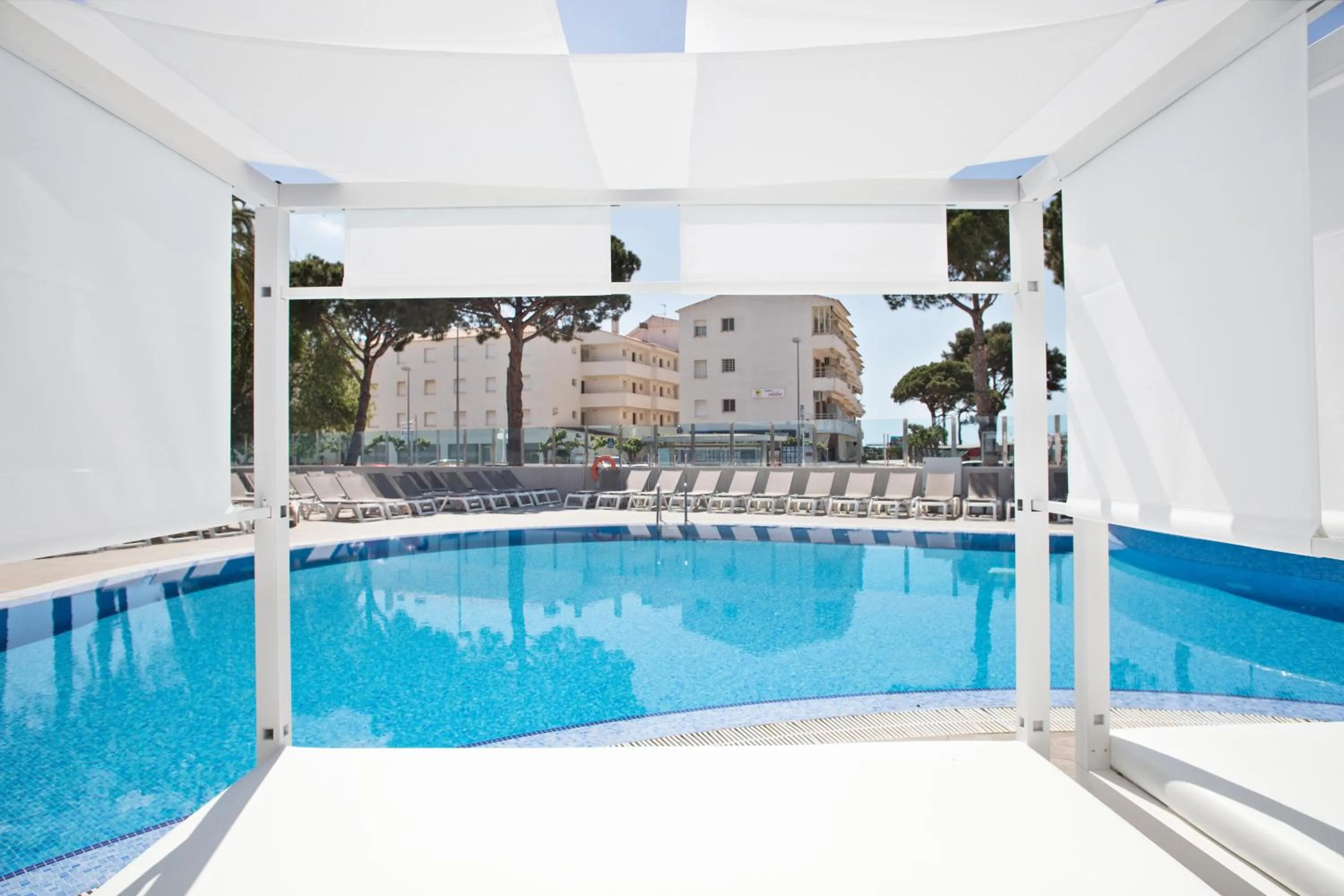 Swimming pool in Hotel Best Cambrils