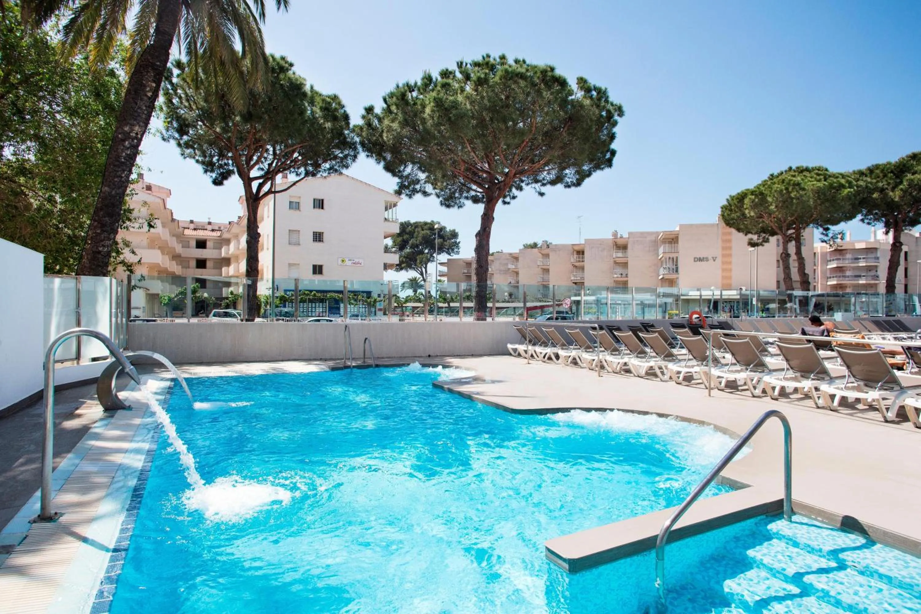 Swimming pool in Hotel Best Cambrils