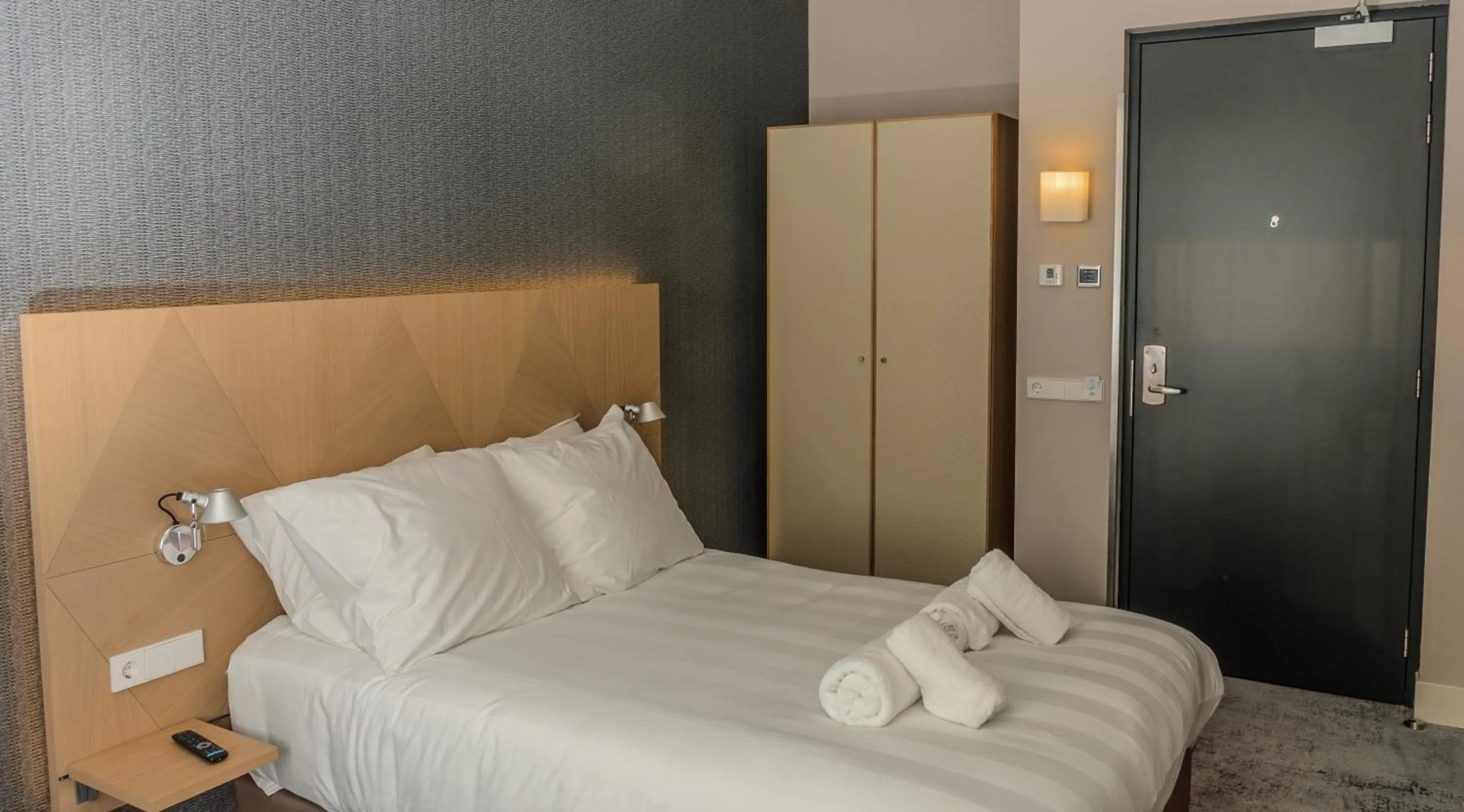 Photo of the whole room, Bed in Amadi Panorama Hotel